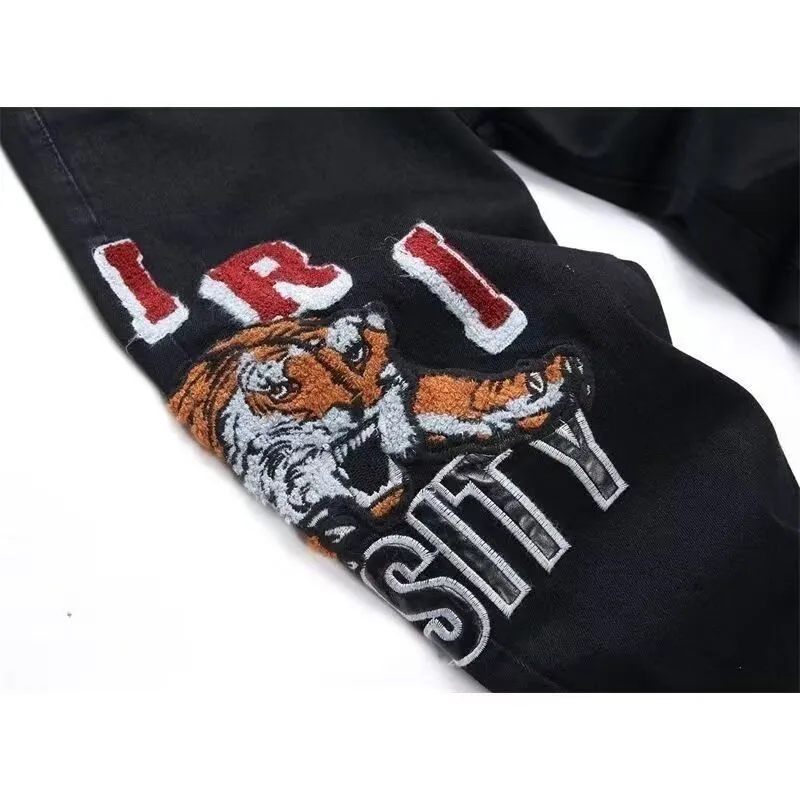 #M20 P168💰 Amiri’s classic embroidered patched leather ripped letter jeans. Slim fit jeans. Produced by a well-washed factory. Full of high-end. Knee-part destroyed design with patchwork design. Already used as facade design. Leather waist nameplate. The focus of this style is not on washing, but on the destroyed shape and version. The secret lies in the craftsmanship of the master. The cost of post-processing, grinding, cutting, etc. is far beyond the cost of assembly line products. Color: Picture color Size: 30-32-34-36