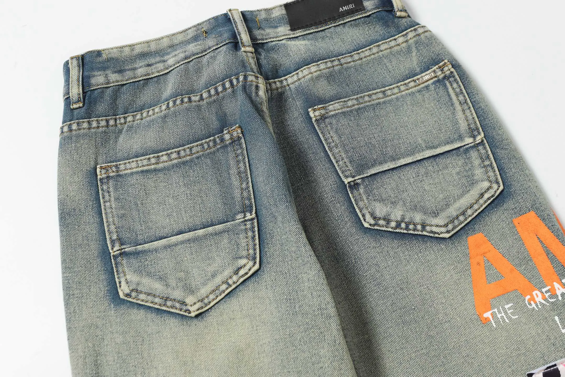 P256 Actual photo [High quality] Code: M752 Color: Picture color Size: S to XXXL AMIRI patch embroidery jeans trousers AMIRI high street basic ripped jeans trousers Amiri brand jeans break the production process and cutting of the original jeans, the fabrics are softer and more comfortable Hand-sewn collar label Customized logo buttons Genuine leather brand size Pants length Waist Hips Unit cm S 98 68 100 M 99 72 104 L 100 76 108 XL 101 80 112 XXL 102 84 116 XXXL 103 88 120