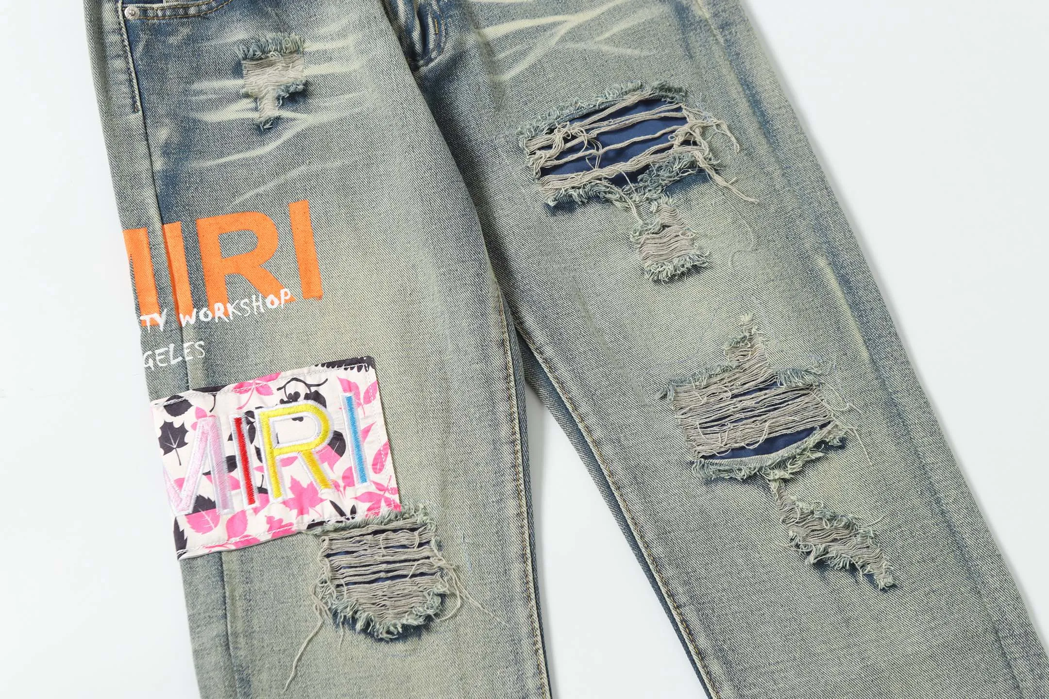 P256 Actual photo [High quality] Code: M752 Color: Picture color Size: S to XXXL AMIRI patch embroidery jeans trousers AMIRI high street basic ripped jeans trousers Amiri brand jeans break the production process and cutting of the original jeans, the fabrics are softer and more comfortable Hand-sewn collar label Customized logo buttons Genuine leather brand size Pants length Waist Hips Unit cm S 98 68 100 M 99 72 104 L 100 76 108 XL 101 80 112 XXL 102 84 116 XXXL 103 88 120