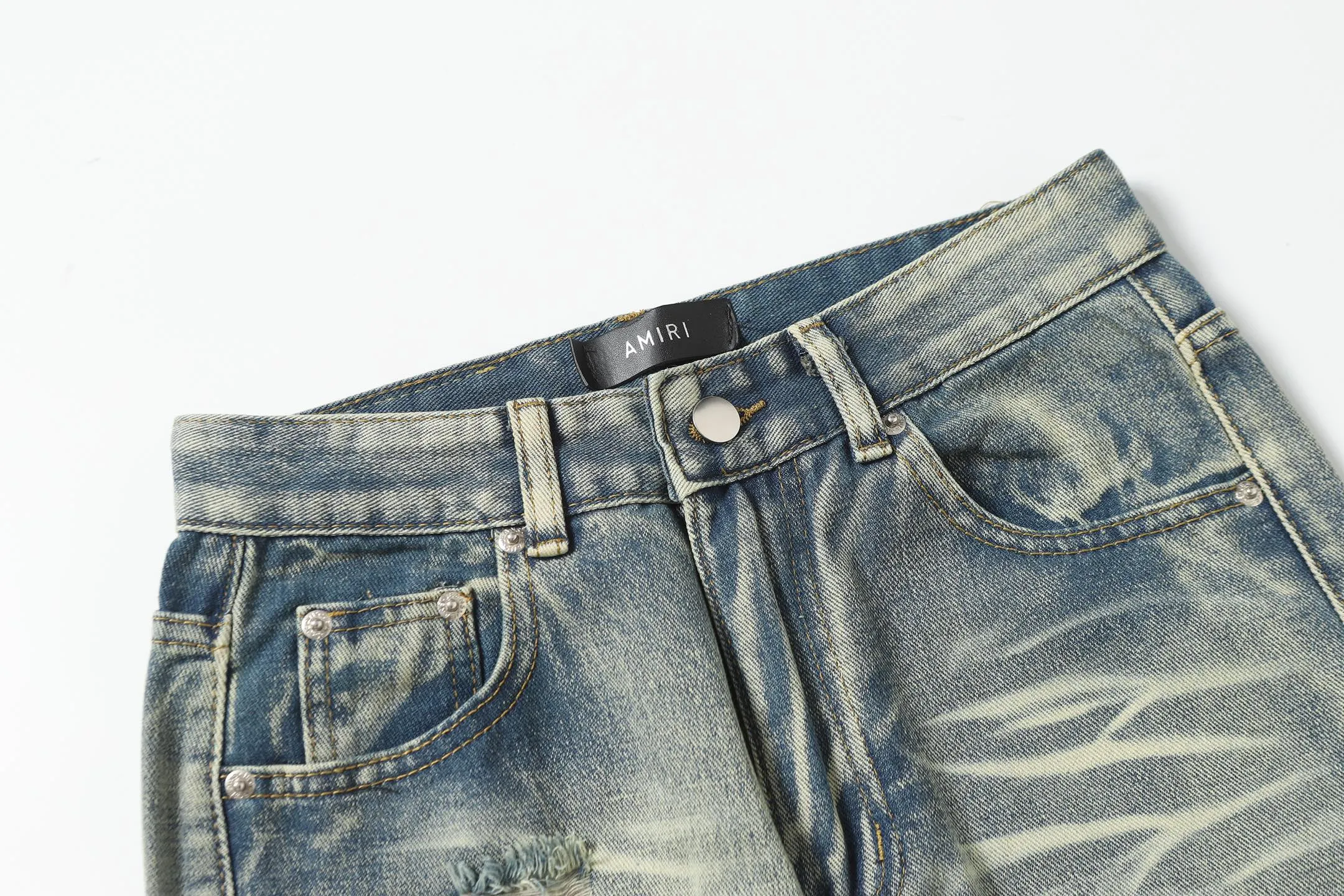 P256 Actual photo [High quality] Code: M752 Color: Picture color Size: S to XXXL AMIRI patch embroidery jeans trousers AMIRI high street basic ripped jeans trousers Amiri brand jeans break the production process and cutting of the original jeans, the fabrics are softer and more comfortable Hand-sewn collar label Customized logo buttons Genuine leather brand size Pants length Waist Hips Unit cm S 98 68 100 M 99 72 104 L 100 76 108 XL 101 80 112 XXL 102 84 116 XXXL 103 88 120
