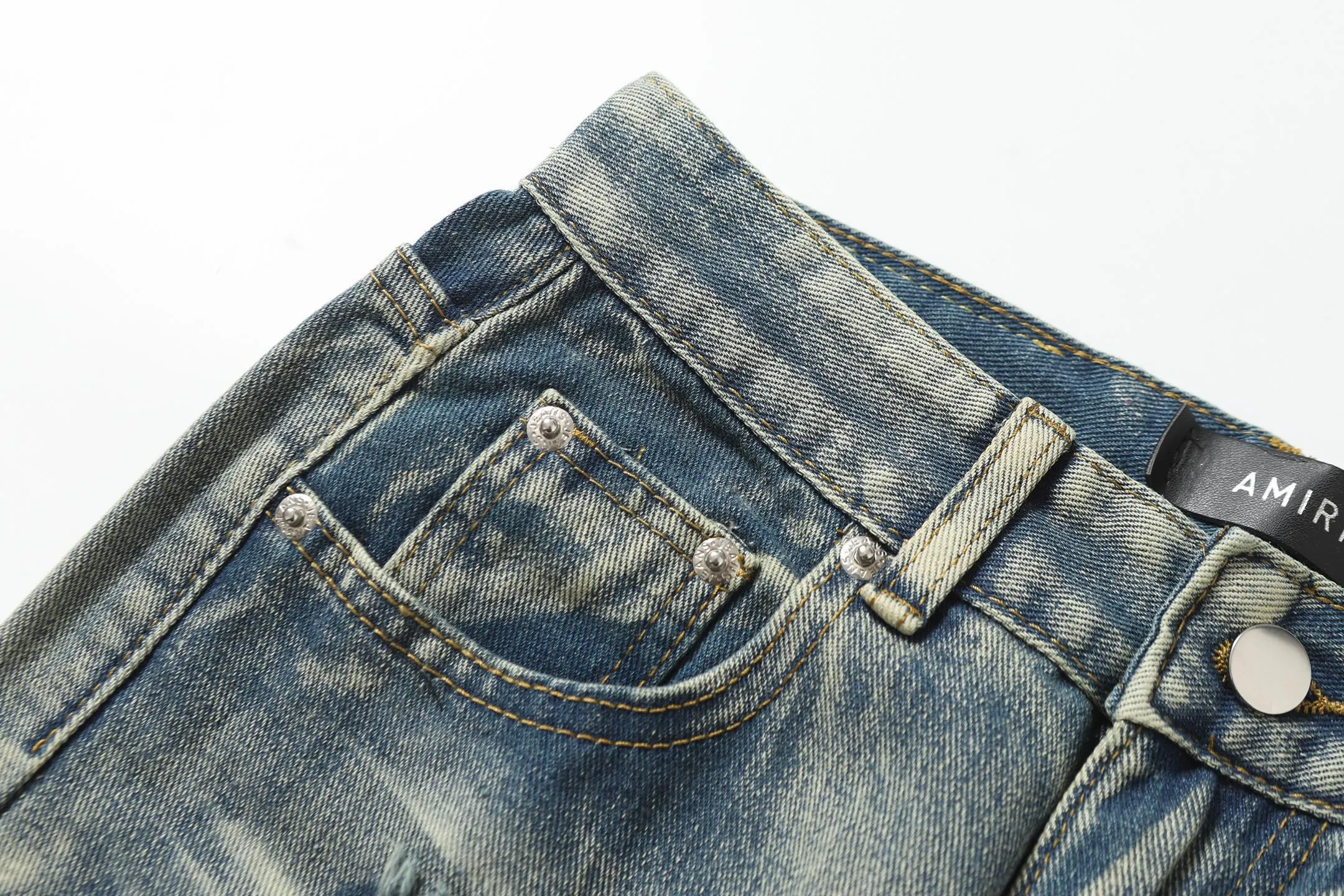 P256 Actual photo [High quality] Code: M752 Color: Picture color Size: S to XXXL AMIRI patch embroidery jeans trousers AMIRI high street basic ripped jeans trousers Amiri brand jeans break the production process and cutting of the original jeans, the fabrics are softer and more comfortable Hand-sewn collar label Customized logo buttons Genuine leather brand size Pants length Waist Hips Unit cm S 98 68 100 M 99 72 104 L 100 76 108 XL 101 80 112 XXL 102 84 116 XXXL 103 88 120