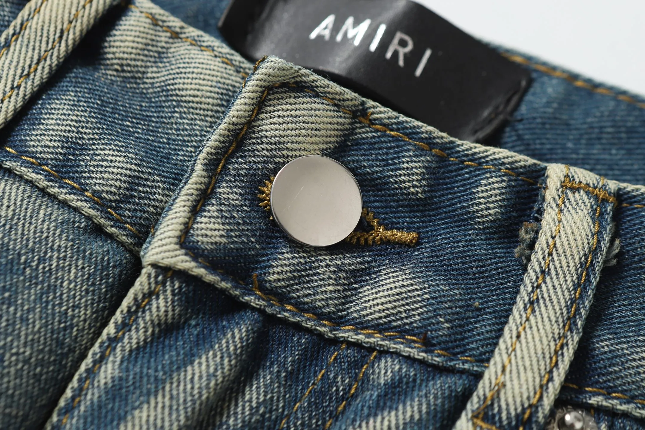 P256 Actual photo [High quality] Code: M752 Color: Picture color Size: S to XXXL AMIRI patch embroidery jeans trousers AMIRI high street basic ripped jeans trousers Amiri brand jeans break the production process and cutting of the original jeans, the fabrics are softer and more comfortable Hand-sewn collar label Customized logo buttons Genuine leather brand size Pants length Waist Hips Unit cm S 98 68 100 M 99 72 104 L 100 76 108 XL 101 80 112 XXL 102 84 116 XXXL 103 88 120