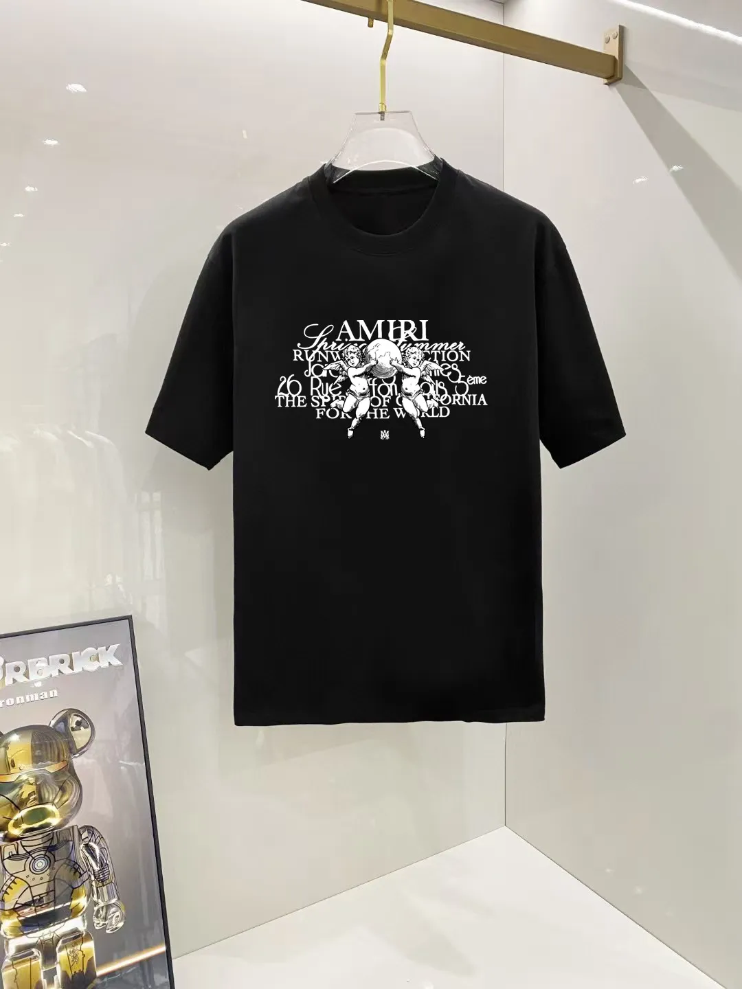 P140 AMIRI# 2025 spring and summer new style debut counter, the latest short-sleeved round neck T-shirt, high-end custom design, avant-garde and fashionable! The brand logo is designed with heavy craftsmanship. High-end customized 250g Xinjiang long-staple cotton fabric. Soft to the touch. Comfortable to wear. Exquisite stitching at the counter level. Fine workmanship. The upper body effect is incomparably handsome! A must-have item for a stylish man! Color: black. White! Size: S M L