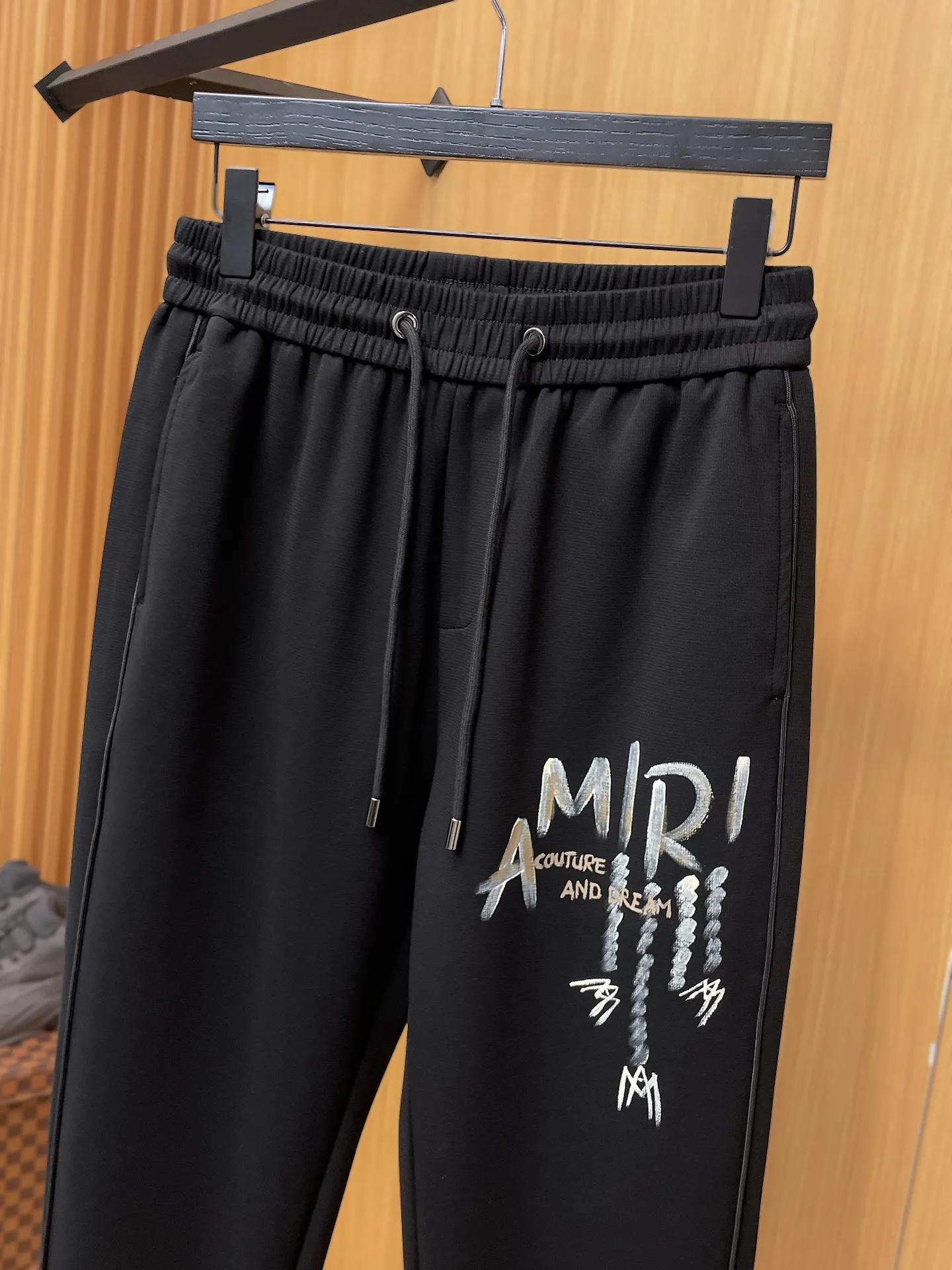 P280 Amiri 🆕2025 new autumn and winter casual pants! The official website will be released simultaneously. The brand's classic LOGO casual pants are made of customized fabrics, which are extremely comfortable and have a strong touch. Highly recognisable, perfect appearance and craftsmanship. Size: M-3XL