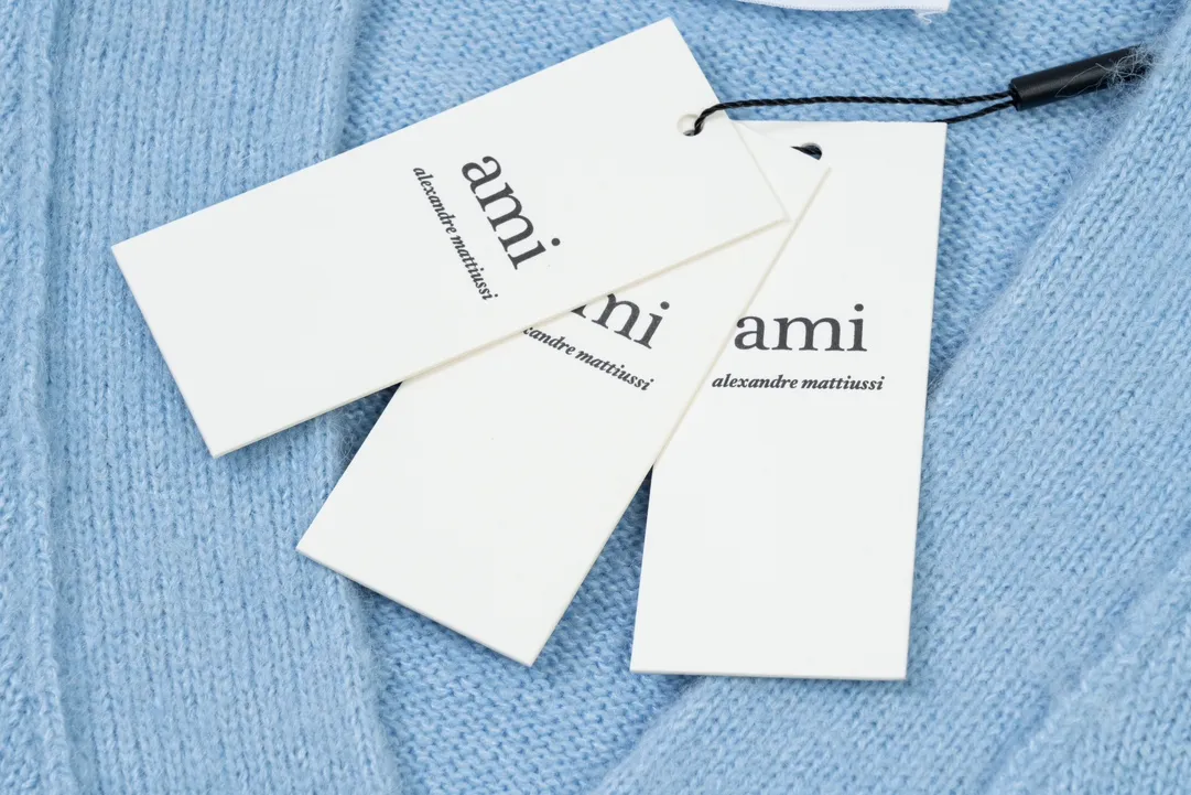 P200 A066# AMI Paris 2023 new white big love towel embroidered seahorse wool cardigan wool Oversize version, same style for men and women Color: sky blue tender pink Size: S-XL