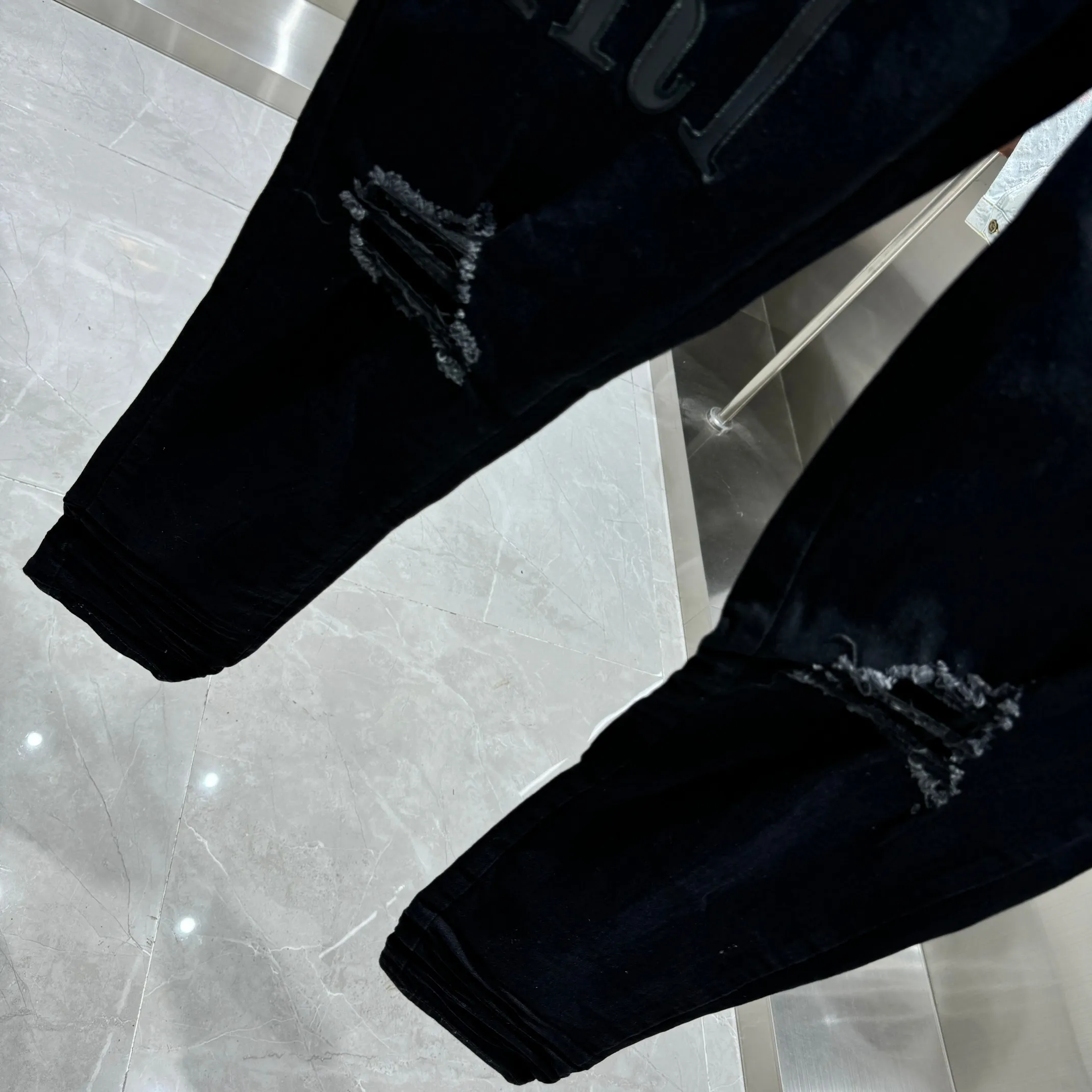 P280 Amiri ripped letter embroidery craft street fashion slim fit stretch jeans Color Black Size 30 32 34 36 38