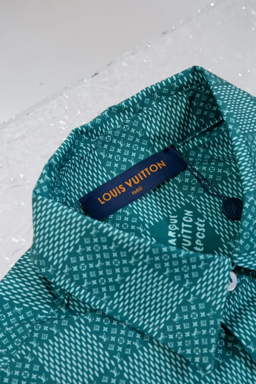 The new LV 24ss short-sleeved shirt is made of lightweight cotton with a full-length Damier Monogram pattern, integrating pocket Monogram elements and the chic Marque L.Vuitton Déposée logo into a checkered pattern. It adds eye-catching style to casual looks and pairs well with the matching beach shorts. Same style for men and women Size: S.M.L.XL