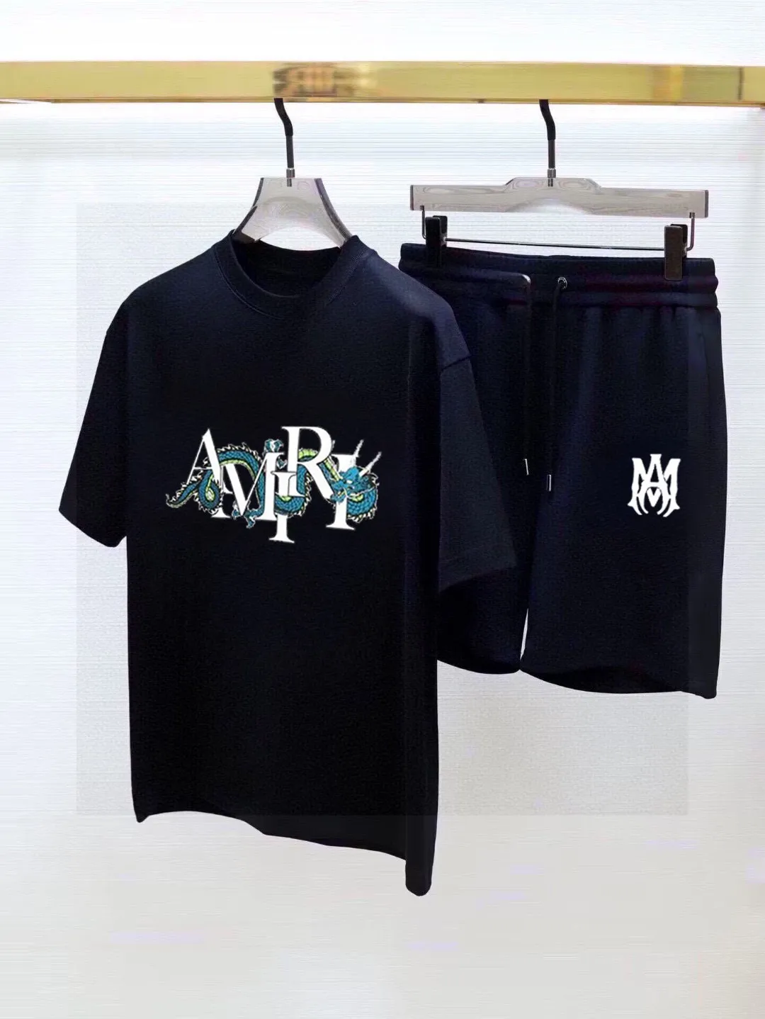 P280 Brand [AMIRI] 2025 new men’s short-sleeved shorts suit! Synchronous sales on the official website! High-end version on the market! It feels delicate and soft! Make you more comfortable to wear! The draped silhouette is awesome! Size: M-5XL (please state your height and weight when placing an order)