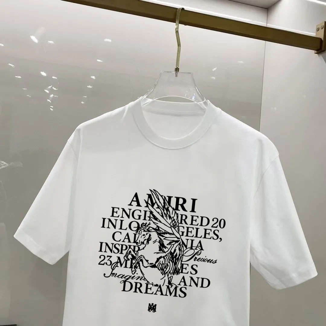 P140 AMIRI# 2025 spring and summer new style debut counter, the latest short-sleeved round neck T-shirt, high-end custom design, avant-garde and fashionable! The brand logo is designed with heavy craftsmanship. High-end customized 250g Xinjiang long-staple cotton fabric. Soft to the touch. Comfortable to wear. Exquisite stitching at the counter level. Fine workmanship. The upper body effect is incomparably handsome! A must-have item for a stylish man! Color: black. White! Size: S M L