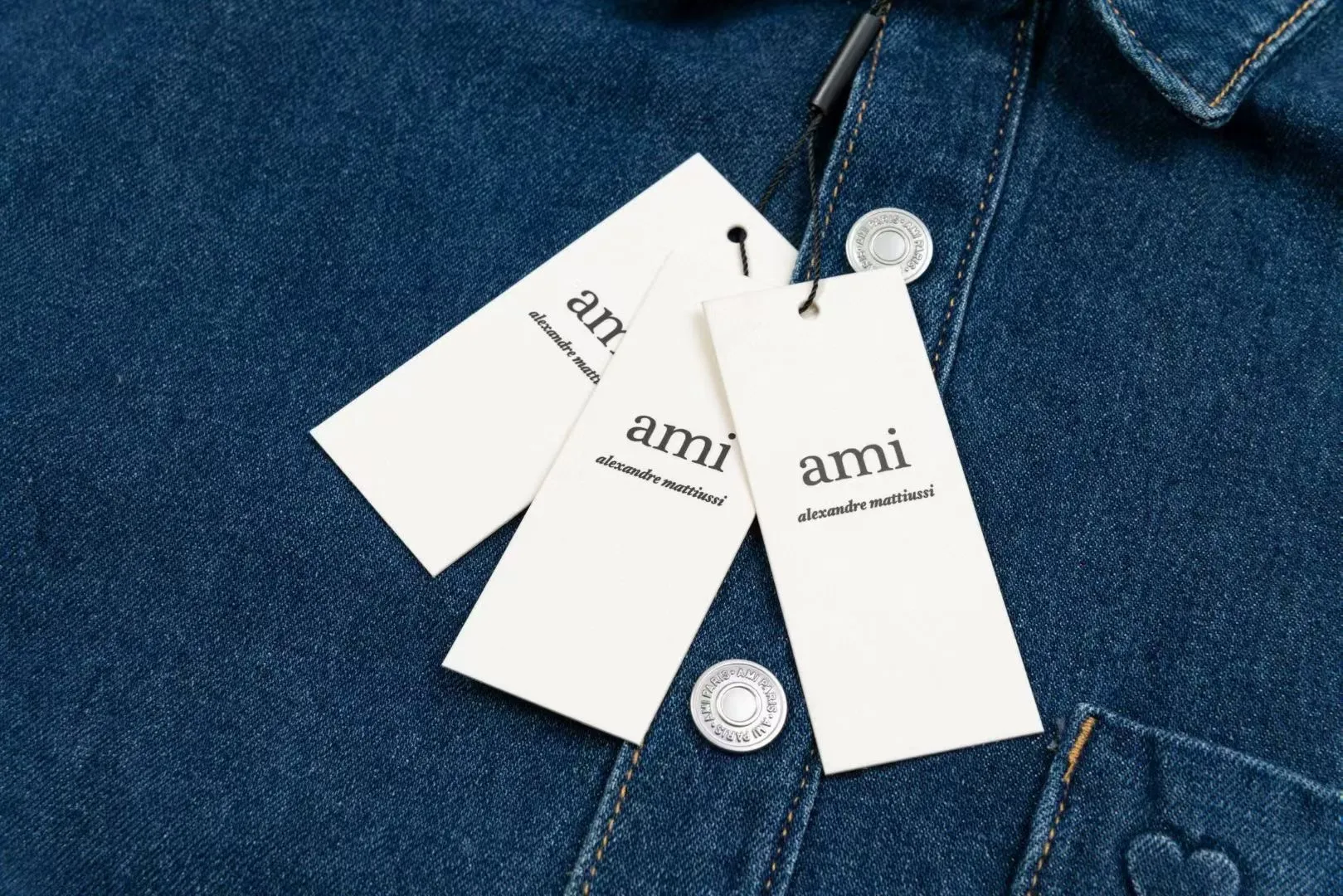 2268# AMI PARIS 25 autumn and winter new designer style, college retro style, chest pocket, heart embossed logo, long sleeves, casual lapel, slightly wide version, classic washed denim jacket, buttons decorated with LOGO, can be worn by men and women, long dropped shoulders, color: black, apricot, denim blue, size: S-XL