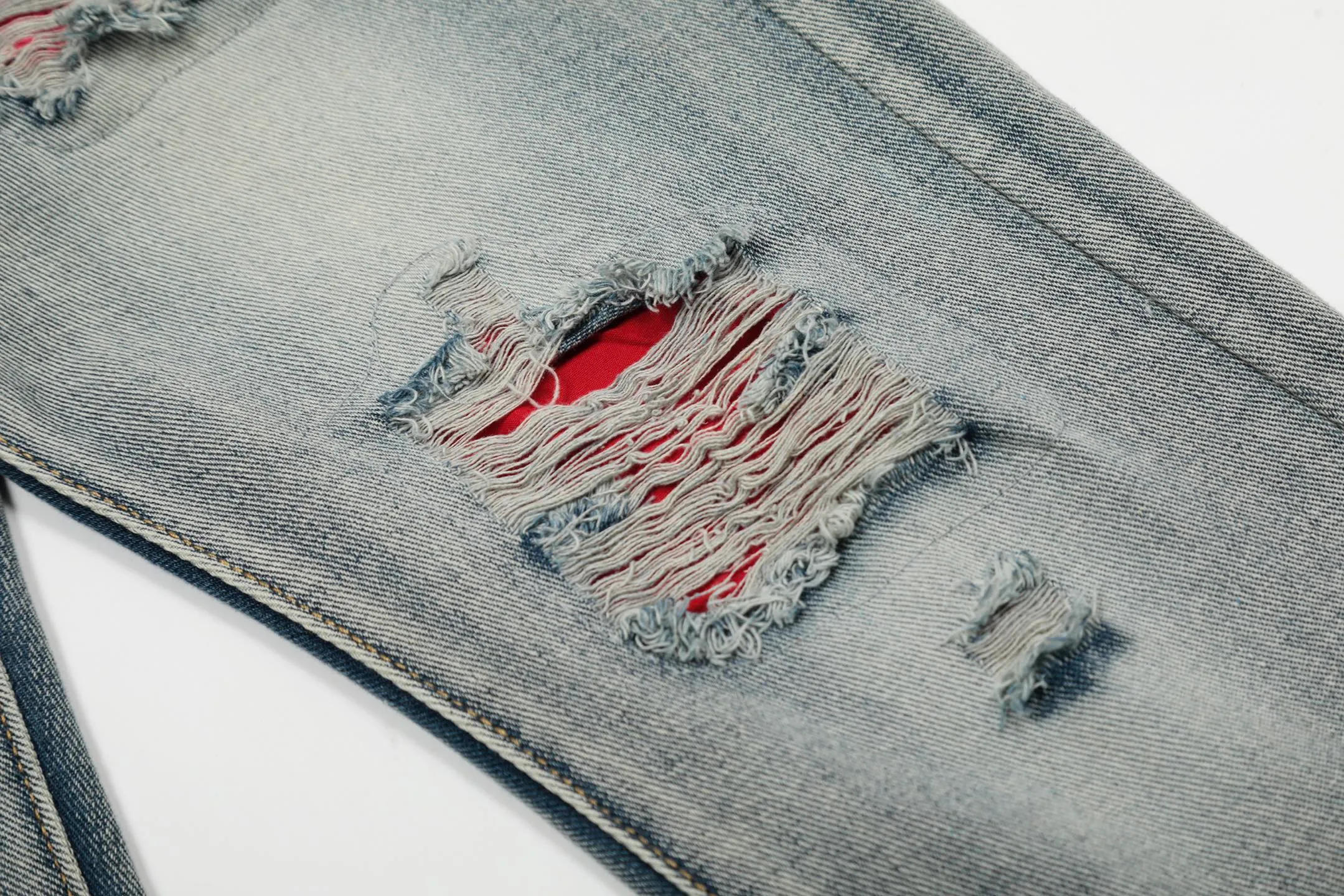 #M35 P168💰 Amiri classic embroidered hole patch washed cobra slim fit jeans Produced by a major washed factory Full of high-end sense Partial destruction of the knees with leather patchwork design Already used as a facade design Leather waist nameplate The focus of this style is not on the washing, but on the shape and version of the destruction The secret lies in the craftsmanship of the master. The cost of post-processing, grinding, cutting, etc. is far beyond the cost of assembly line products. Color: Picture color Size: 30-32-34-36