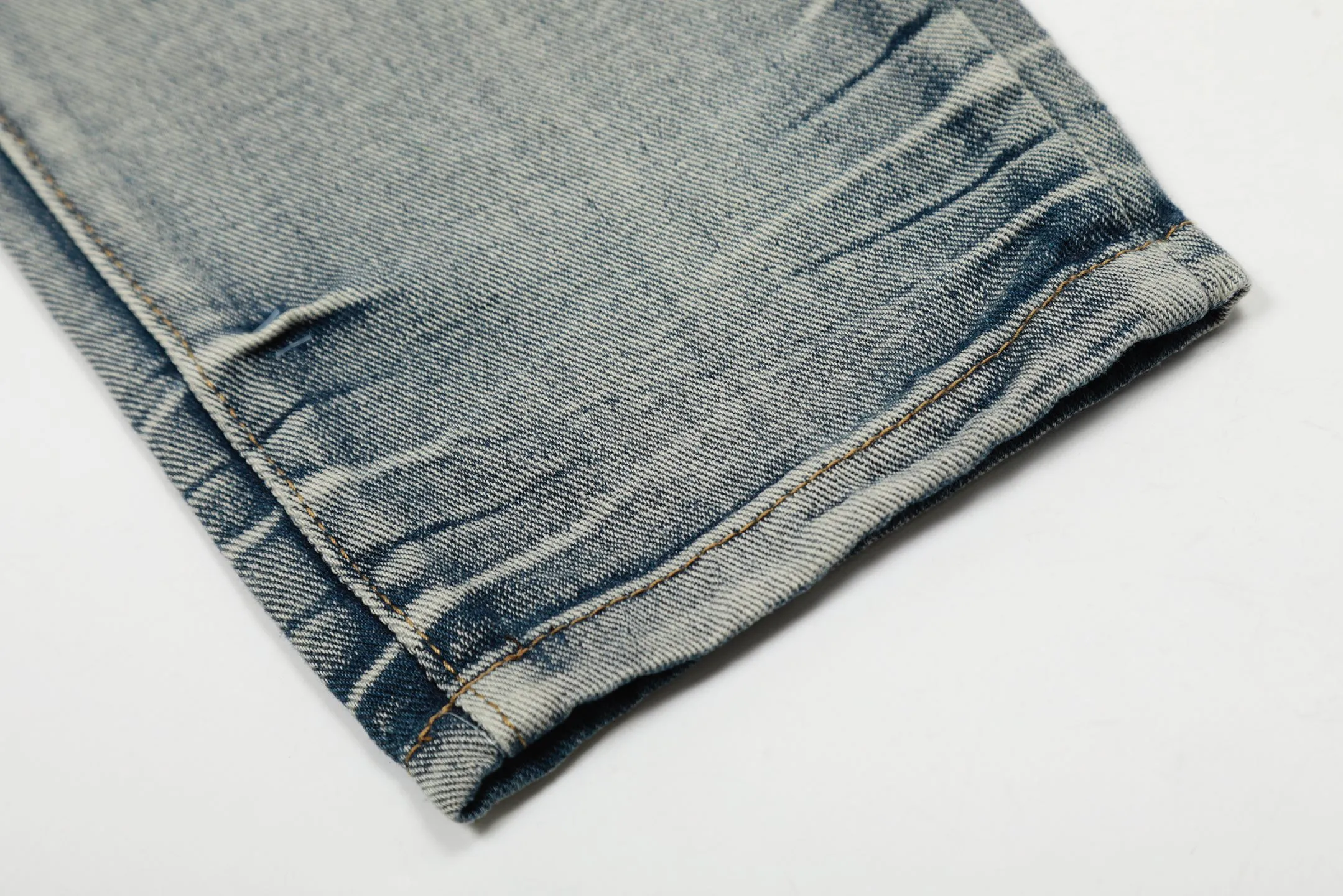 #M35 P168💰 Amiri classic embroidered hole patch washed cobra slim fit jeans Produced by a major washed factory Full of high-end sense Partial destruction of the knees with leather patchwork design Already used as a facade design Leather waist nameplate The focus of this style is not on the washing, but on the shape and version of the destruction The secret lies in the craftsmanship of the master. The cost of post-processing, grinding, cutting, etc. is far beyond the cost of assembly line products. Color: Picture color Size: 30-32-34-36
