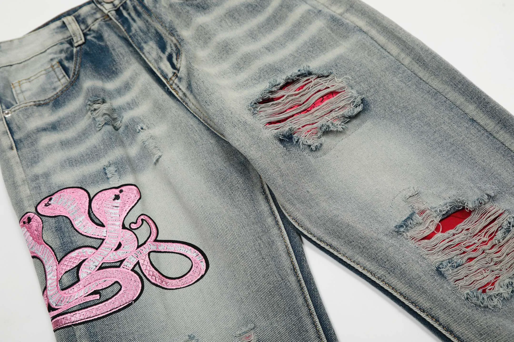 #M35 P168💰 Amiri classic embroidered hole patch washed cobra slim fit jeans Produced by a major washed factory Full of high-end sense Partial destruction of the knees with leather patchwork design Already used as a facade design Leather waist nameplate The focus of this style is not on the washing, but on the shape and version of the destruction The secret lies in the craftsmanship of the master. The cost of post-processing, grinding, cutting, etc. is far beyond the cost of assembly line products. Color: Picture color Size: 30-32-34-36