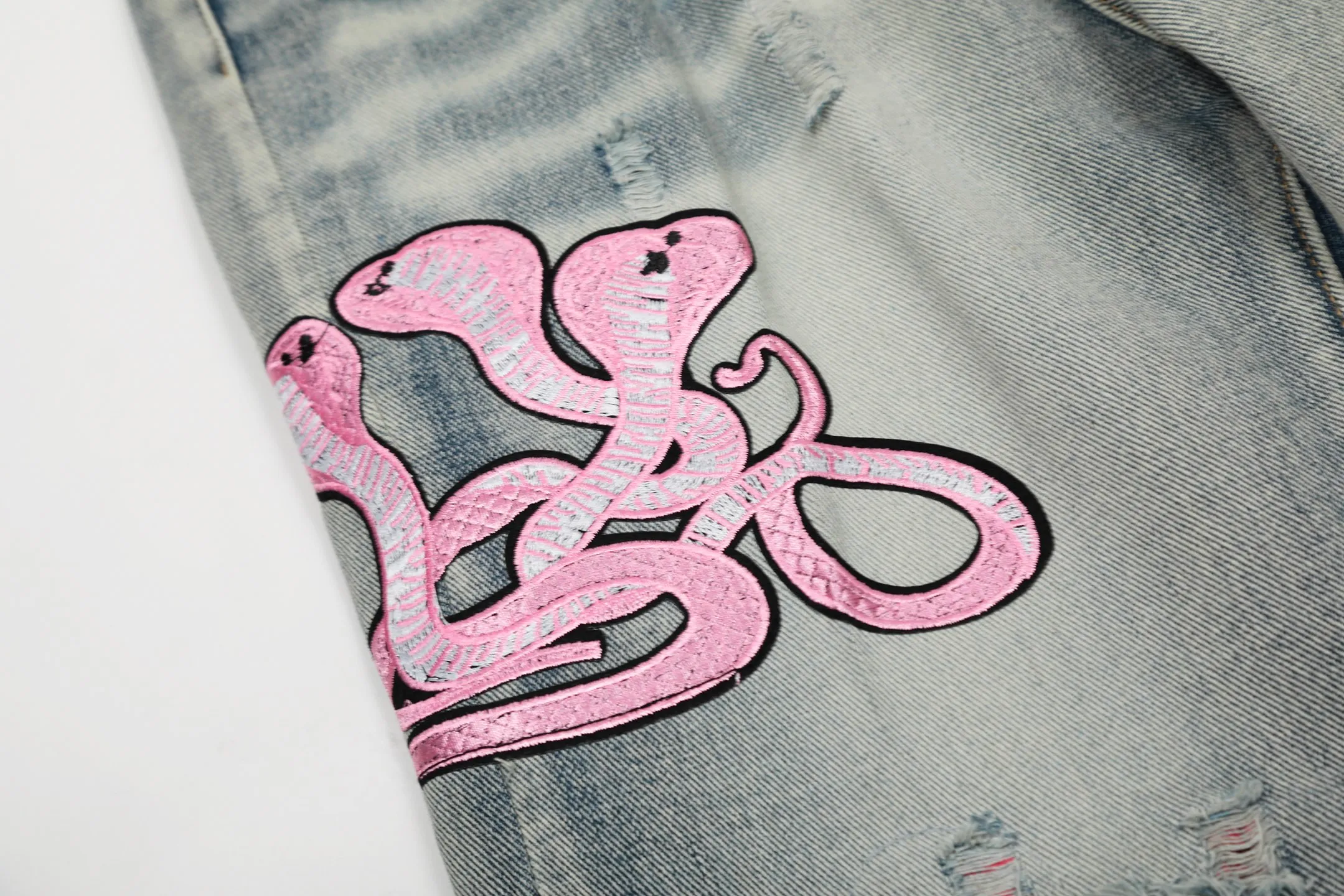 #M35 P168💰 Amiri classic embroidered hole patch washed cobra slim fit jeans Produced by a major washed factory Full of high-end sense Partial destruction of the knees with leather patchwork design Already used as a facade design Leather waist nameplate The focus of this style is not on the washing, but on the shape and version of the destruction The secret lies in the craftsmanship of the master. The cost of post-processing, grinding, cutting, etc. is far beyond the cost of assembly line products. Color: Picture color Size: 30-32-34-36
