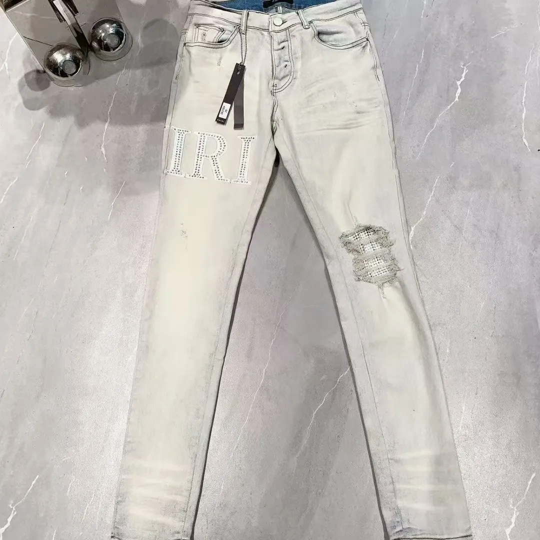 P156 model number Cc818 AMIRI white ripped high street jeans with diamonds! The transliteration of amiri is Emil, which is the name of the founder. Mike Amiri, the founder of amiri, grew up in Los Angeles, USA. He was influenced by local street culture and Punk Rock since he was a child, so he founded the amiri brand named after himself. A variety of trendy clothing meets the needs of different fashion players. Amiri clothing has novel and unique styles and is a well-known street brand in the United States. The styles and styles of many clothes are loved by many street photographers. The various clothing styles meet the dressing needs of different people, show their unique temperament, and show the trend of dressing. amiri's jeans are relatively famous. Not only do they have many styles, but the quality of their denim jackets is also very good. Many celebrities have also worn the amiri brand's denim series. The fabric is made of 100% cotton denim! High temperature setting, heavy sand washing, never fade, full of fashion! All made to order! -The colorful embroidery on the chest is so tense and the embroidery is neat! Imported machine for work! quality assurance!  -The entire garment is made with fine workmanship. Each seam is pressed using a double-needle machine. This stitching is a test of the workers' skills. If it goes astray, the entire garment will be scrapped. The hardware is custom-made, with exclusive logos, and is a one-to-one replica of the original! Original trademark! The fit is loose and slimming! Color: Picture color Size: m-2xl