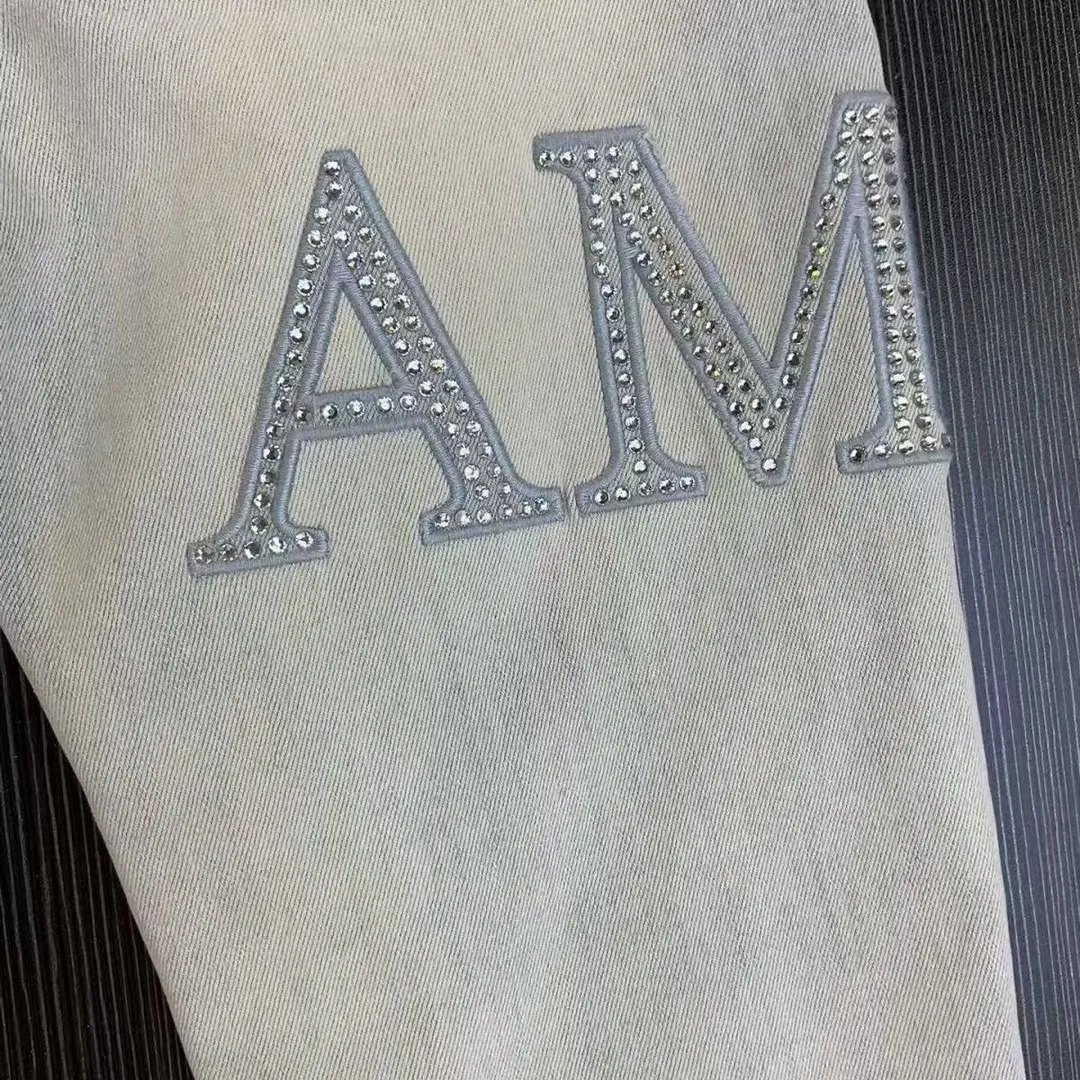 P156 model number Cc818 AMIRI white ripped high street jeans with diamonds! The transliteration of amiri is Emil, which is the name of the founder. Mike Amiri, the founder of amiri, grew up in Los Angeles, USA. He was influenced by local street culture and Punk Rock since he was a child, so he founded the amiri brand named after himself. A variety of trendy clothing meets the needs of different fashion players. Amiri clothing has novel and unique styles and is a well-known street brand in the United States. The styles and styles of many clothes are loved by many street photographers. The various clothing styles meet the dressing needs of different people, show their unique temperament, and show the trend of dressing. amiri's jeans are relatively famous. Not only do they have many styles, but the quality of their denim jackets is also very good. Many celebrities have also worn the amiri brand's denim series. The fabric is made of 100% cotton denim! High temperature setting, heavy sand washing, never fade, full of fashion! All made to order! -The colorful embroidery on the chest is so tense and the embroidery is neat! Imported machine for work! quality assurance!  -The entire garment is made with fine workmanship. Each seam is pressed using a double-needle machine. This stitching is a test of the workers' skills. If it goes astray, the entire garment will be scrapped. The hardware is custom-made, with exclusive logos, and is a one-to-one replica of the original! Original trademark! The fit is loose and slimming! Color: Picture color Size: m-2xl