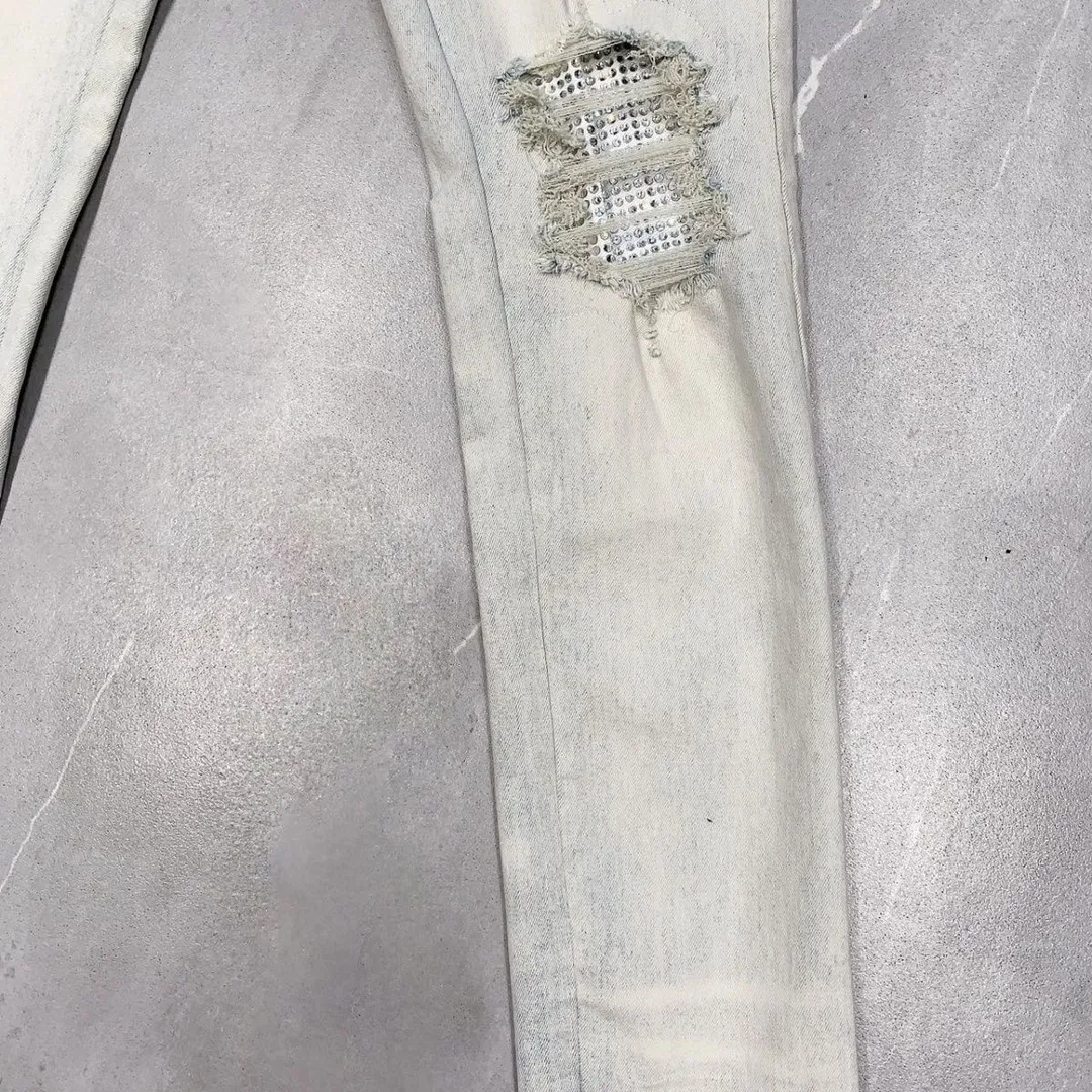 P156 model number Cc818 AMIRI white ripped high street jeans with diamonds! The transliteration of amiri is Emil, which is the name of the founder. Mike Amiri, the founder of amiri, grew up in Los Angeles, USA. He was influenced by local street culture and Punk Rock since he was a child, so he founded the amiri brand named after himself. A variety of trendy clothing meets the needs of different fashion players. Amiri clothing has novel and unique styles and is a well-known street brand in the United States. The styles and styles of many clothes are loved by many street photographers. The various clothing styles meet the dressing needs of different people, show their unique temperament, and show the trend of dressing. amiri's jeans are relatively famous. Not only do they have many styles, but the quality of their denim jackets is also very good. Many celebrities have also worn the amiri brand's denim series. The fabric is made of 100% cotton denim! High temperature setting, heavy sand washing, never fade, full of fashion! All made to order! -The colorful embroidery on the chest is so tense and the embroidery is neat! Imported machine for work! quality assurance!  -The entire garment is made with fine workmanship. Each seam is pressed using a double-needle machine. This stitching is a test of the workers' skills. If it goes astray, the entire garment will be scrapped. The hardware is custom-made, with exclusive logos, and is a one-to-one replica of the original! Original trademark! The fit is loose and slimming! Color: Picture color Size: m-2xl