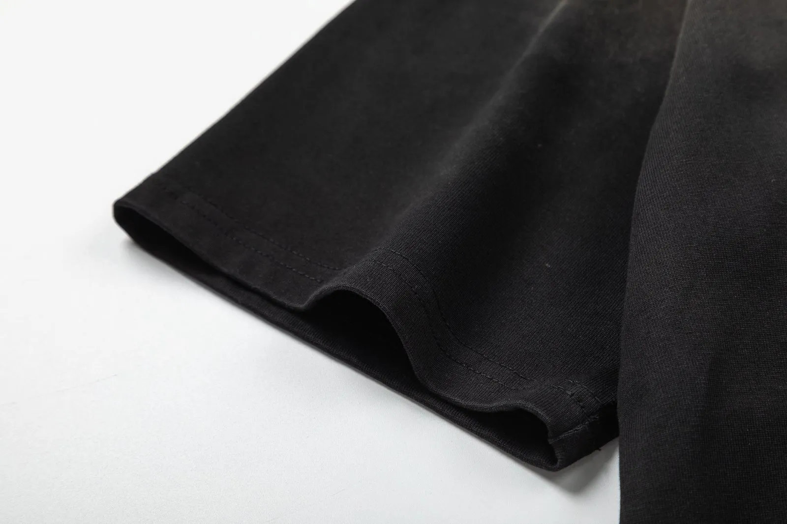 8010#P150amiri washed cracked printed logo, made of 300g fabric, color: black. Size: S M L XL
