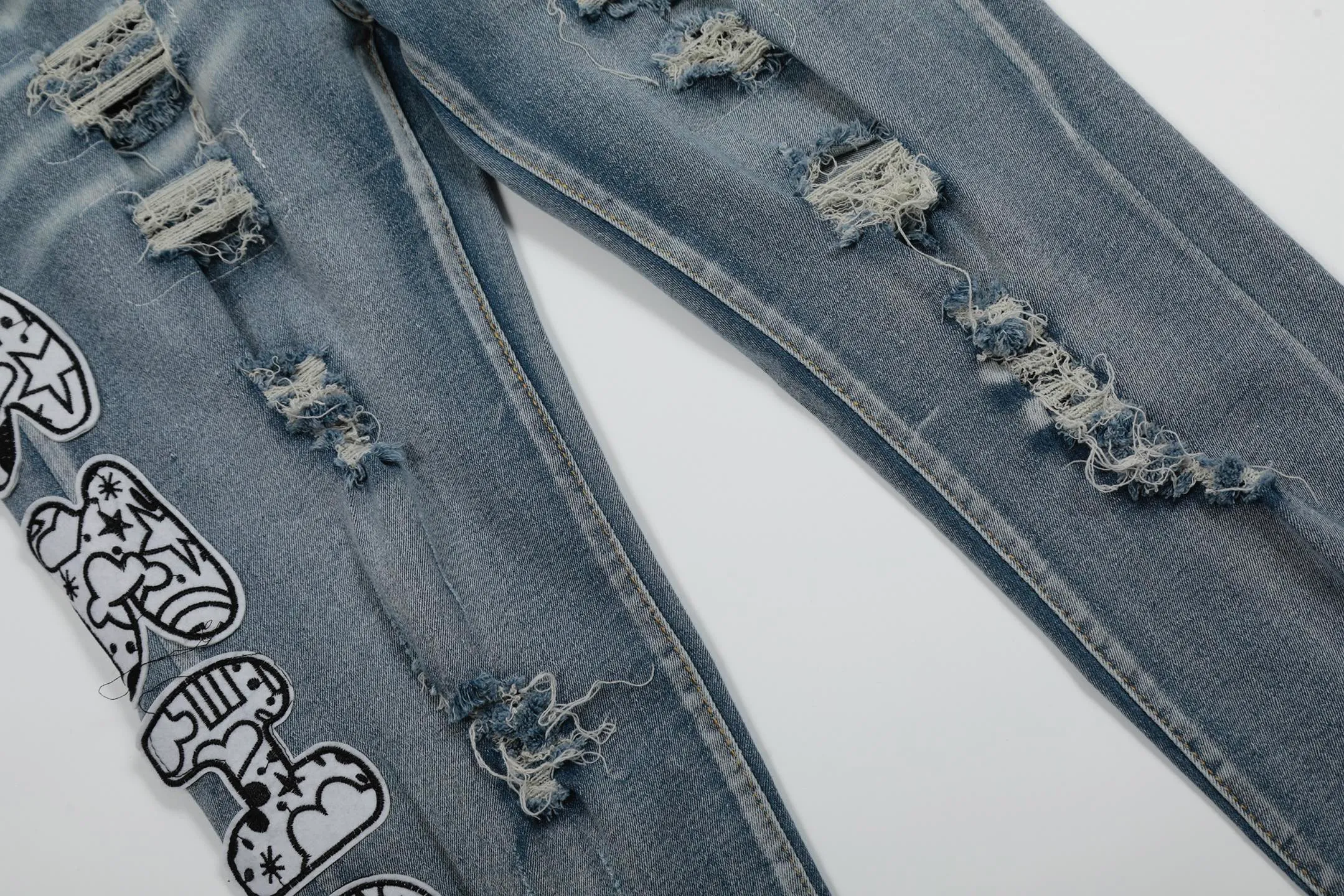 #M45 P168💰 Amiri classic embroidered patched leather distressed lettered jeans. Slim fit jeans. Produced by a major washed factory. Full of high-end. Partial destruction of the knees and patchwork design. Already used as a facade design. Leather waist nameplate. The focus of this style is not on the washing, but on the destroyed shape and version. The secret lies in the craftsmanship of the master. The cost of post-processing, grinding, cutting, etc. is far beyond the cost of assembly line products. Color: Picture color Size: 30-32-34-36