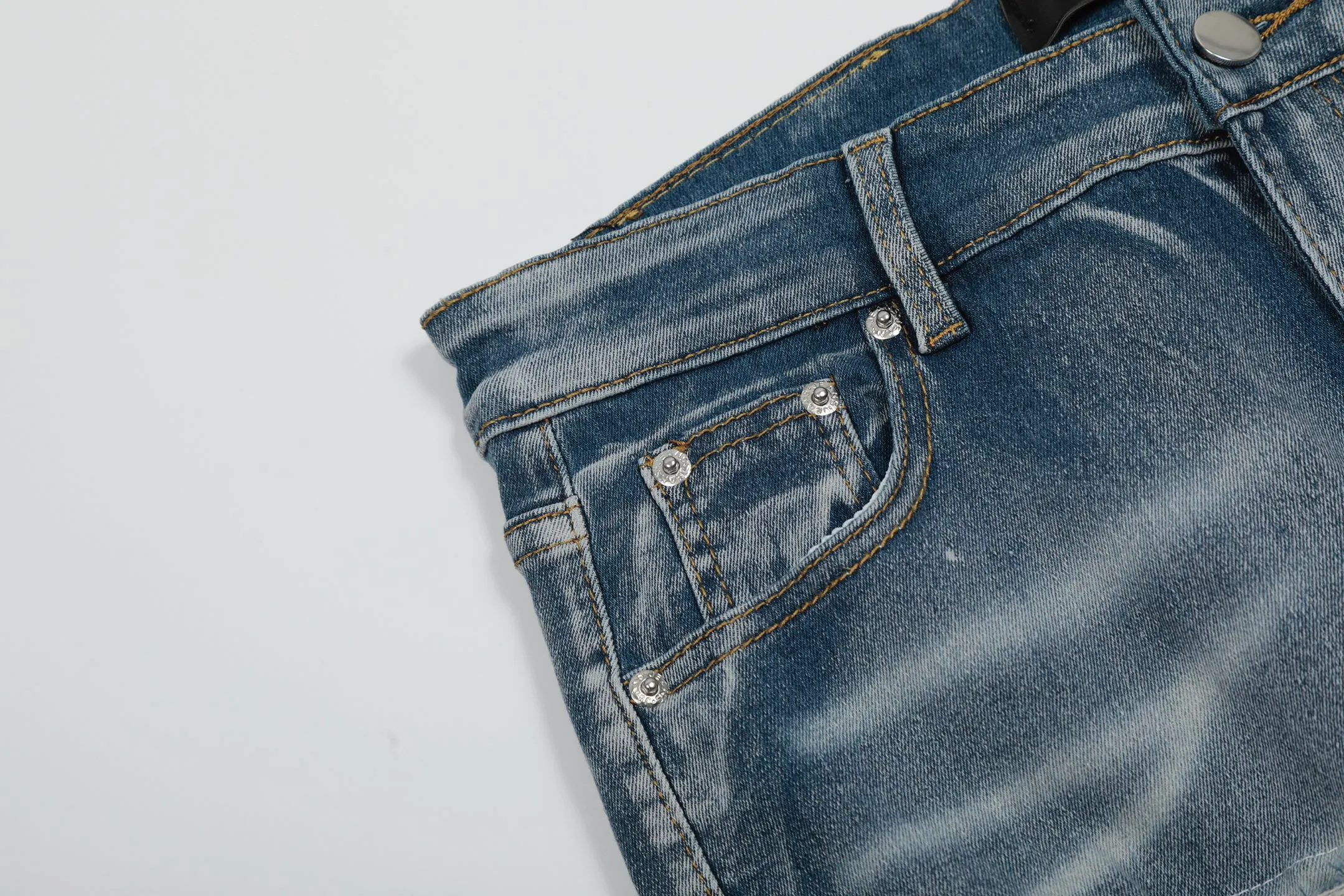 #M45 P168💰 Amiri classic embroidered patched leather distressed lettered jeans. Slim fit jeans. Produced by a major washed factory. Full of high-end. Partial destruction of the knees and patchwork design. Already used as a facade design. Leather waist nameplate. The focus of this style is not on the washing, but on the destroyed shape and version. The secret lies in the craftsmanship of the master. The cost of post-processing, grinding, cutting, etc. is far beyond the cost of assembly line products. Color: Picture color Size: 30-32-34-36