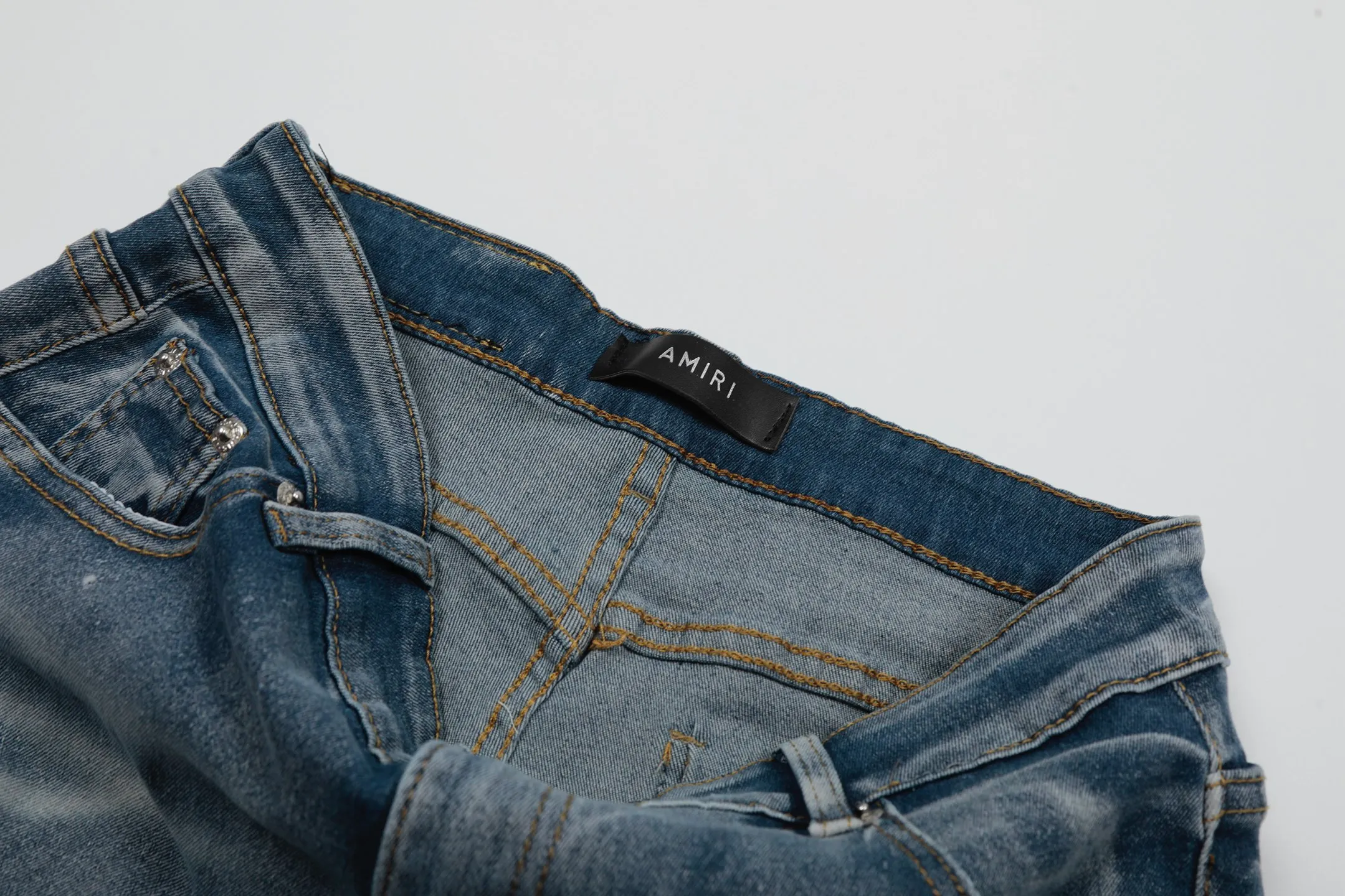 #M45 P168💰 Amiri classic embroidered patched leather distressed lettered jeans. Slim fit jeans. Produced by a major washed factory. Full of high-end. Partial destruction of the knees and patchwork design. Already used as a facade design. Leather waist nameplate. The focus of this style is not on the washing, but on the destroyed shape and version. The secret lies in the craftsmanship of the master. The cost of post-processing, grinding, cutting, etc. is far beyond the cost of assembly line products. Color: Picture color Size: 30-32-34-36