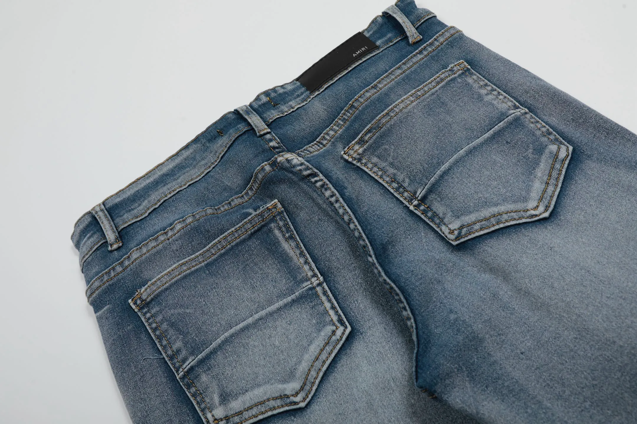 #M45 P168💰 Amiri classic embroidered patched leather distressed lettered jeans. Slim fit jeans. Produced by a major washed factory. Full of high-end. Partial destruction of the knees and patchwork design. Already used as a facade design. Leather waist nameplate. The focus of this style is not on the washing, but on the destroyed shape and version. The secret lies in the craftsmanship of the master. The cost of post-processing, grinding, cutting, etc. is far beyond the cost of assembly line products. Color: Picture color Size: 30-32-34-36