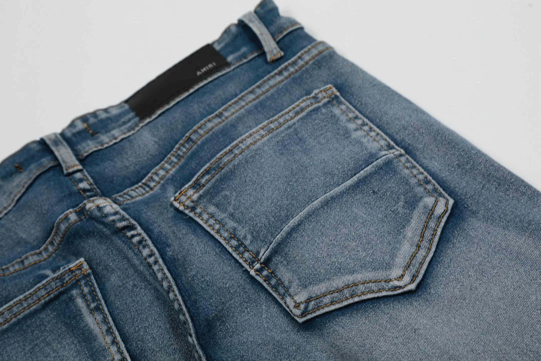 #M45 P168💰 Amiri classic embroidered patched leather distressed lettered jeans. Slim fit jeans. Produced by a major washed factory. Full of high-end. Partial destruction of the knees and patchwork design. Already used as a facade design. Leather waist nameplate. The focus of this style is not on the washing, but on the destroyed shape and version. The secret lies in the craftsmanship of the master. The cost of post-processing, grinding, cutting, etc. is far beyond the cost of assembly line products. Color: Picture color Size: 30-32-34-36