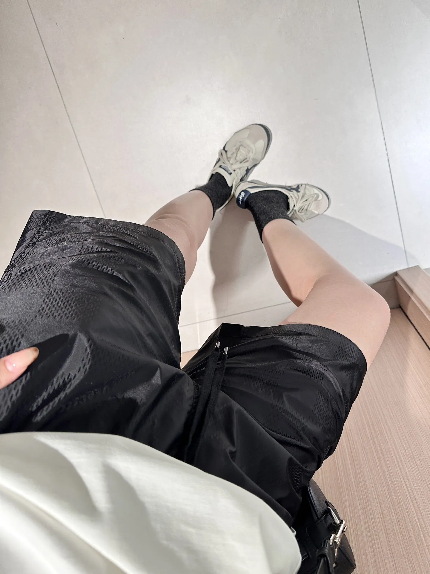 Upper body rendering of 5ss new Damier dark pattern shorts 🩳 Water Damier beach shorts are made of technical fabrics and display the Damier pattern across the entire width, which is a visual highlight of this season. Standard fit, mesh lining, elastic waist drawstring design, drawstring with lettered bell SIZE: XS S M L