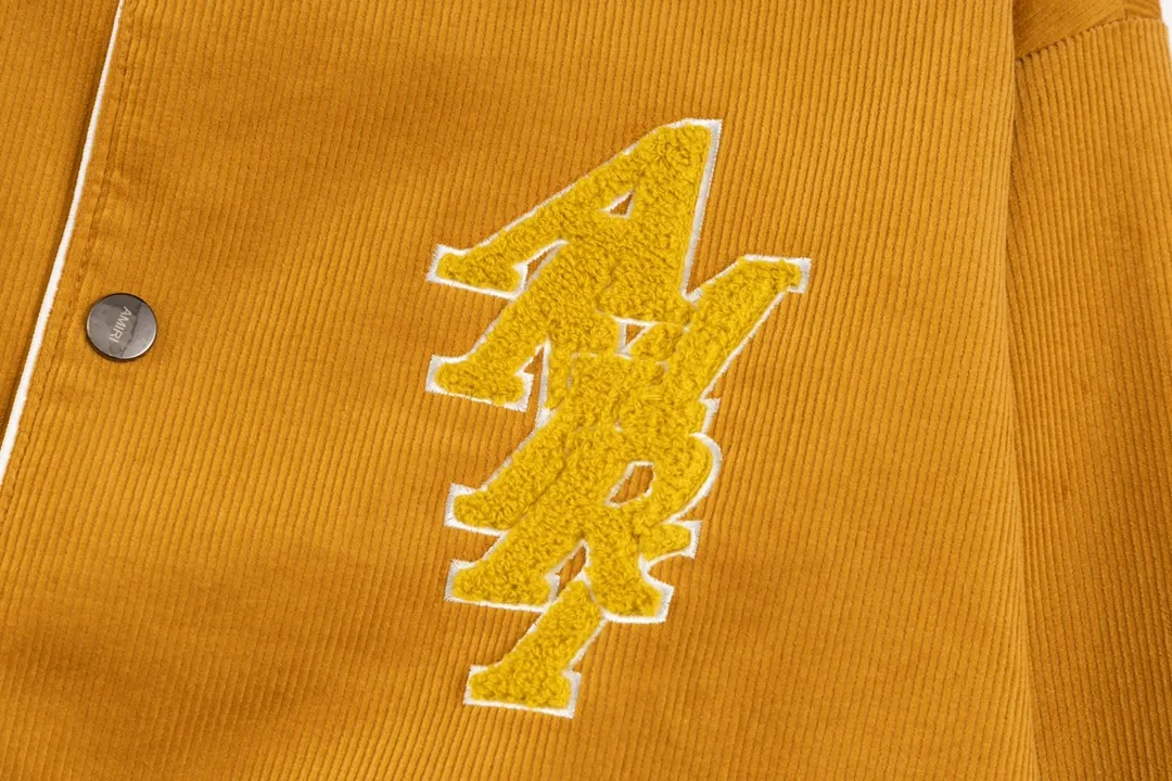 P390 Amiri 24 autumn and winter first model. It is made of cotton corduroy fabric. The natural color of corduroy is soft and delicate, simple and rich in texture. The contrasting color design has a retro atmosphere. It uses thousands of needle embroidery heavy craftsmanship and complete hardware accessories. M L XL XXL