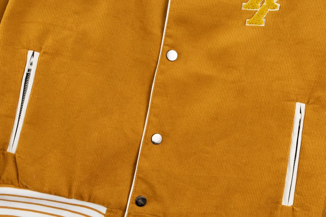 P390 Amiri 24 autumn and winter first model. It is made of cotton corduroy fabric. The natural color of corduroy is soft and delicate, simple and rich in texture. The contrasting color design has a retro atmosphere. It uses thousands of needle embroidery heavy craftsmanship and complete hardware accessories. M L XL XXL