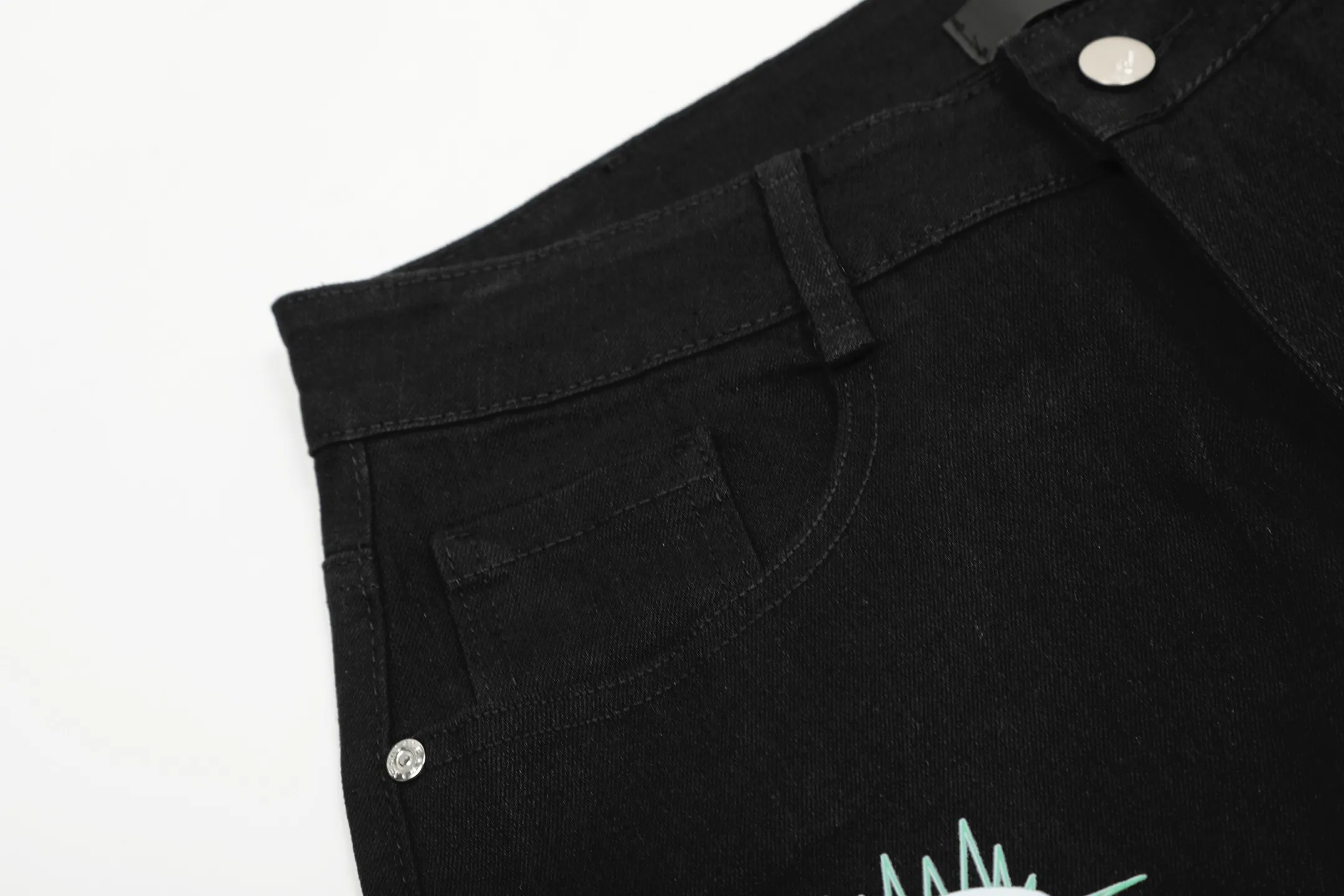#M23 P168💰 Amiri printed skulls all over ☠️Printed small-foot jeans Slim-fitting small-foot jeans Produced by a major washed factory Full of high-end feel Partial destruction of the knees with leather design Already used as a facade design Leather waist nameplate The focus of this style is not on the washing, but on the destroyed shape and version The secret lies in the craftsmanship of the master. The cost of post-processing, grinding, cutting, etc. is far beyond the cost of assembly line products. Color: Picture color Size: 30-32-34-36