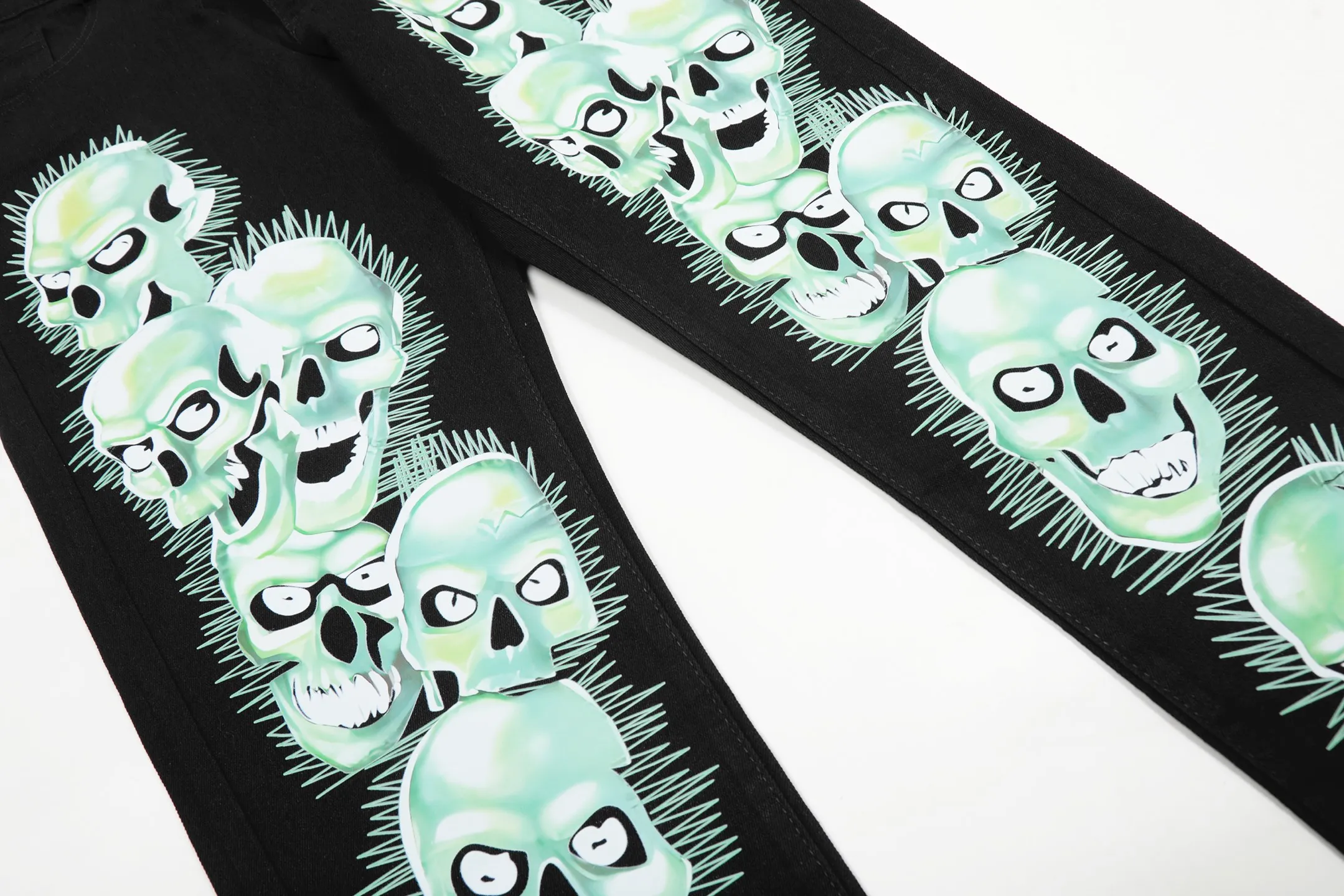 #M23 P168💰 Amiri printed skulls all over ☠️Printed small-foot jeans Slim-fitting small-foot jeans Produced by a major washed factory Full of high-end feel Partial destruction of the knees with leather design Already used as a facade design Leather waist nameplate The focus of this style is not on the washing, but on the destroyed shape and version The secret lies in the craftsmanship of the master. The cost of post-processing, grinding, cutting, etc. is far beyond the cost of assembly line products. Color: Picture color Size: 30-32-34-36