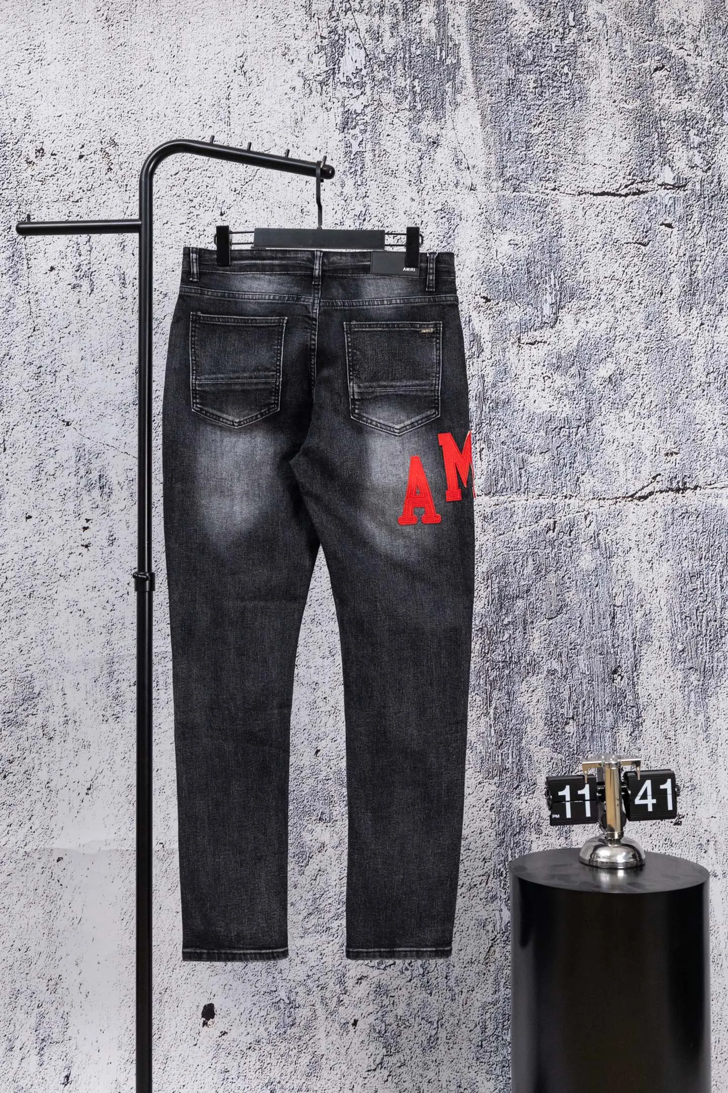P230 AMIRI black and gray distressed ripped slim-fit jeans trousers amiri is transliterated as Emil, which is the name of the founder. Mike Amiri, the founder of amiri, grew up in Los Angeles, USA. He was influenced by local street culture and Punk Rock since he was a child, so he founded the amiri brand named after himself. A variety of trendy brand clothing meets the needs of different fashion players. Amiri clothing has novel and unique styles and is a well-known street brand in the United States. The styles and styles of many clothes are loved by many street photographers. The various clothing styles meet the dressing needs of different people, show their unique temperament, and show the trend of dressing. amiri's jeans are relatively famous. Not only do they have many styles, but the quality of the jeans is also very good. Many celebrities have also worn amiri brand jeans. Size: 28-34 Color: white label red label black label
