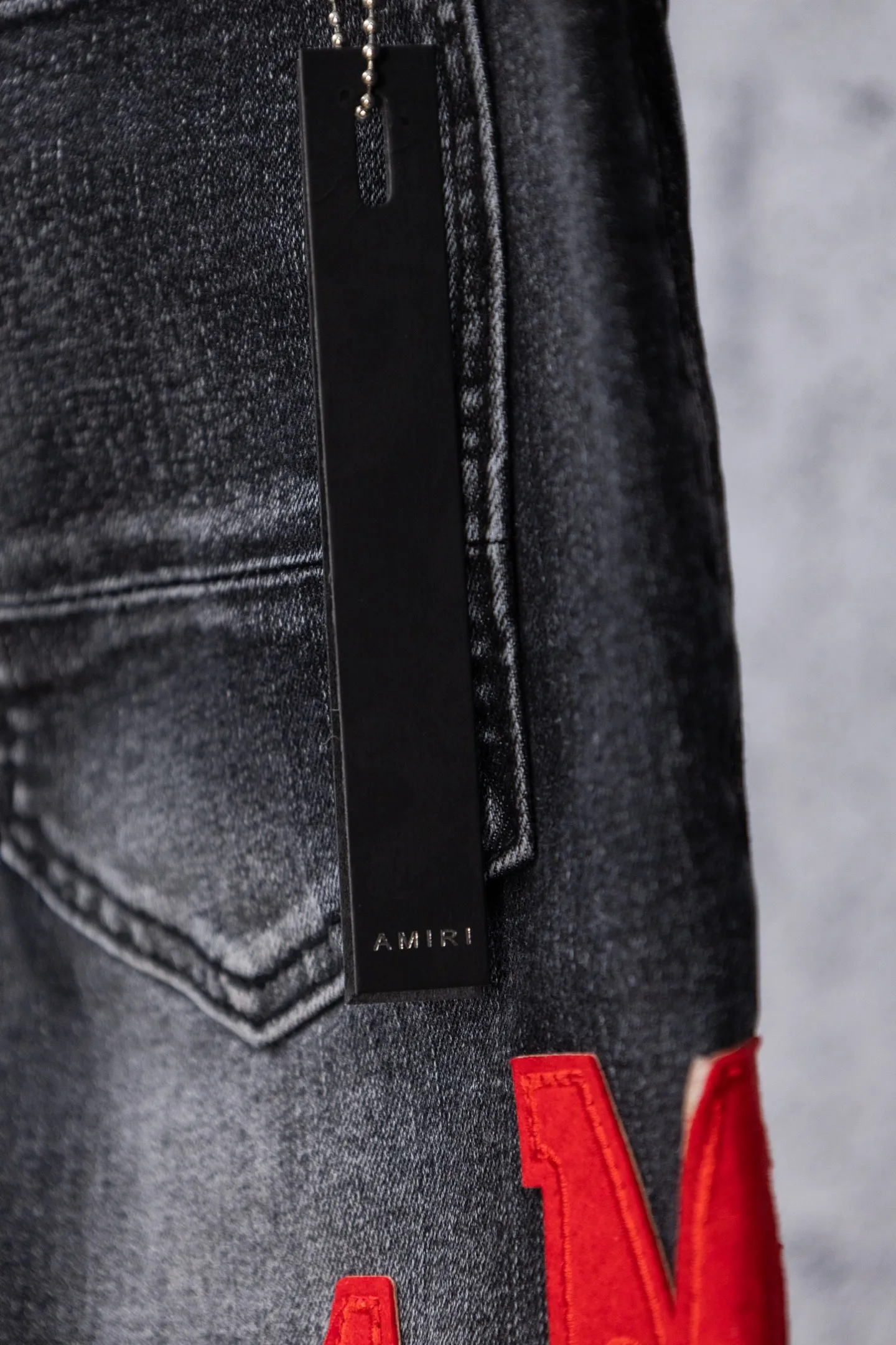 P230 AMIRI black and gray distressed ripped slim-fit jeans trousers amiri is transliterated as Emil, which is the name of the founder. Mike Amiri, the founder of amiri, grew up in Los Angeles, USA. He was influenced by local street culture and Punk Rock since he was a child, so he founded the amiri brand named after himself. A variety of trendy brand clothing meets the needs of different fashion players. Amiri clothing has novel and unique styles and is a well-known street brand in the United States. The styles and styles of many clothes are loved by many street photographers. The various clothing styles meet the dressing needs of different people, show their unique temperament, and show the trend of dressing. amiri's jeans are relatively famous. Not only do they have many styles, but the quality of the jeans is also very good. Many celebrities have also worn amiri brand jeans. Size: 28-34 Color: white label red label black label