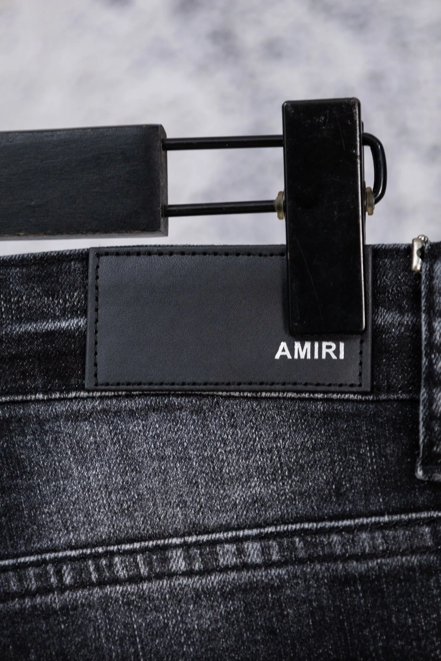 P230 AMIRI black and gray distressed ripped slim-fit jeans trousers amiri is transliterated as Emil, which is the name of the founder. Mike Amiri, the founder of amiri, grew up in Los Angeles, USA. He was influenced by local street culture and Punk Rock since he was a child, so he founded the amiri brand named after himself. A variety of trendy brand clothing meets the needs of different fashion players. Amiri clothing has novel and unique styles and is a well-known street brand in the United States. The styles and styles of many clothes are loved by many street photographers. The various clothing styles meet the dressing needs of different people, show their unique temperament, and show the trend of dressing. amiri's jeans are relatively famous. Not only do they have many styles, but the quality of the jeans is also very good. Many celebrities have also worn amiri brand jeans. Size: 28-34 Color: white label red label black label