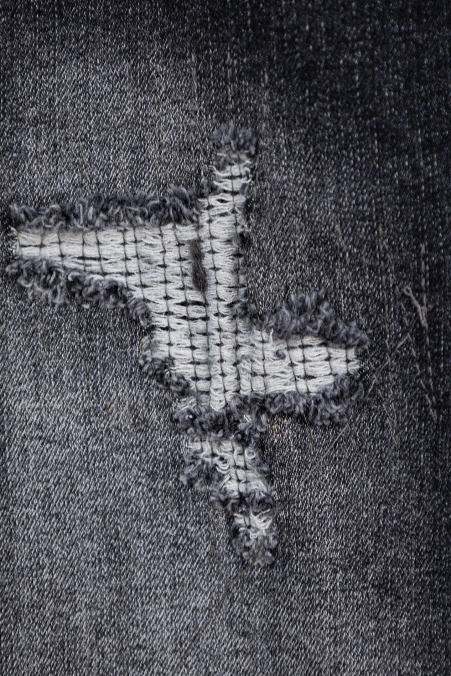 P230 AMIRI black and gray distressed ripped slim-fit jeans trousers amiri is transliterated as Emil, which is the name of the founder. Mike Amiri, the founder of amiri, grew up in Los Angeles, USA. He was influenced by local street culture and Punk Rock since he was a child, so he founded the amiri brand named after himself. A variety of trendy brand clothing meets the needs of different fashion players. Amiri clothing has novel and unique styles and is a well-known street brand in the United States. The styles and styles of many clothes are loved by many street photographers. The various clothing styles meet the dressing needs of different people, show their unique temperament, and show the trend of dressing. amiri's jeans are relatively famous. Not only do they have many styles, but the quality of the jeans is also very good. Many celebrities have also worn amiri brand jeans. Size: 28-34 Color: white label red label black label