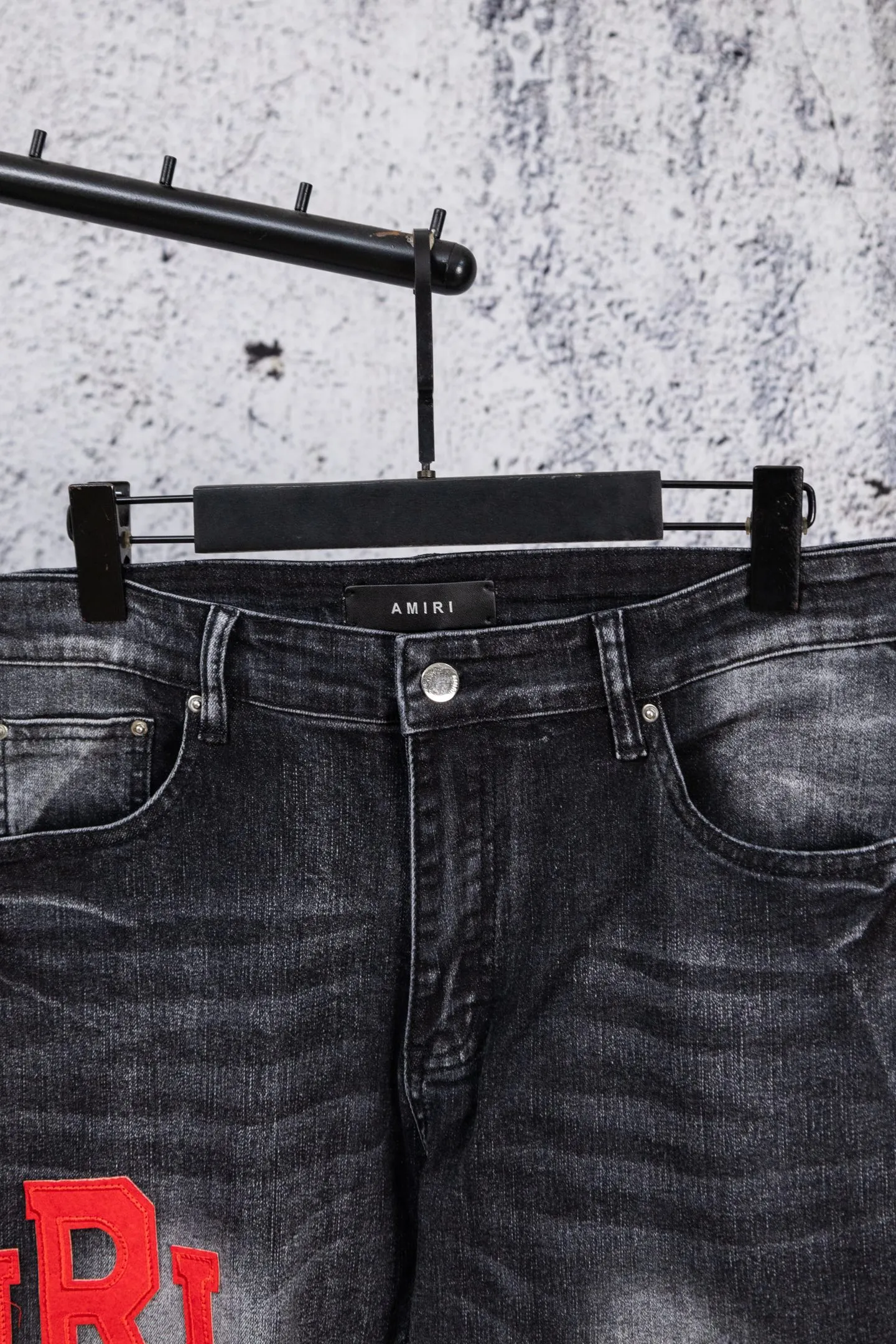 P230 AMIRI black and gray distressed ripped slim-fit jeans trousers amiri is transliterated as Emil, which is the name of the founder. Mike Amiri, the founder of amiri, grew up in Los Angeles, USA. He was influenced by local street culture and Punk Rock since he was a child, so he founded the amiri brand named after himself. A variety of trendy brand clothing meets the needs of different fashion players. Amiri clothing has novel and unique styles and is a well-known street brand in the United States. The styles and styles of many clothes are loved by many street photographers. The various clothing styles meet the dressing needs of different people, show their unique temperament, and show the trend of dressing. amiri's jeans are relatively famous. Not only do they have many styles, but the quality of the jeans is also very good. Many celebrities have also worn amiri brand jeans. Size: 28-34 Color: white label red label black label