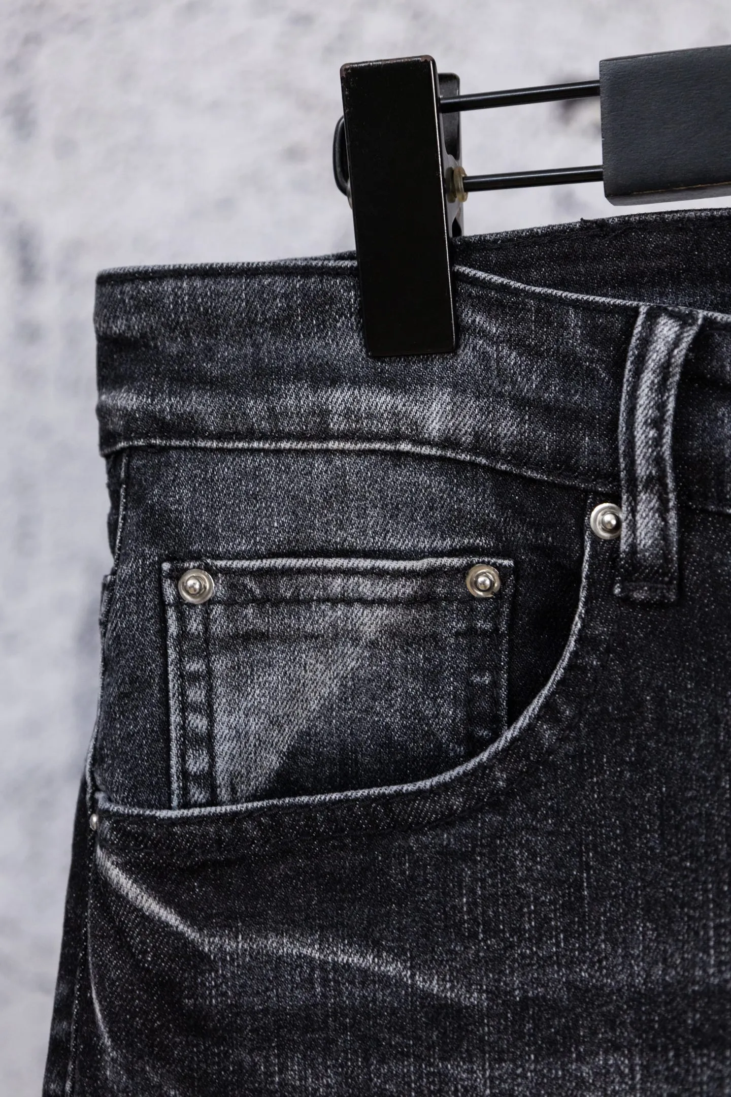 P230 AMIRI black and gray distressed ripped slim-fit jeans trousers amiri is transliterated as Emil, which is the name of the founder. Mike Amiri, the founder of amiri, grew up in Los Angeles, USA. He was influenced by local street culture and Punk Rock since he was a child, so he founded the amiri brand named after himself. A variety of trendy brand clothing meets the needs of different fashion players. Amiri clothing has novel and unique styles and is a well-known street brand in the United States. The styles and styles of many clothes are loved by many street photographers. The various clothing styles meet the dressing needs of different people, show their unique temperament, and show the trend of dressing. amiri's jeans are relatively famous. Not only do they have many styles, but the quality of the jeans is also very good. Many celebrities have also worn amiri brand jeans. Size: 28-34 Color: white label red label black label