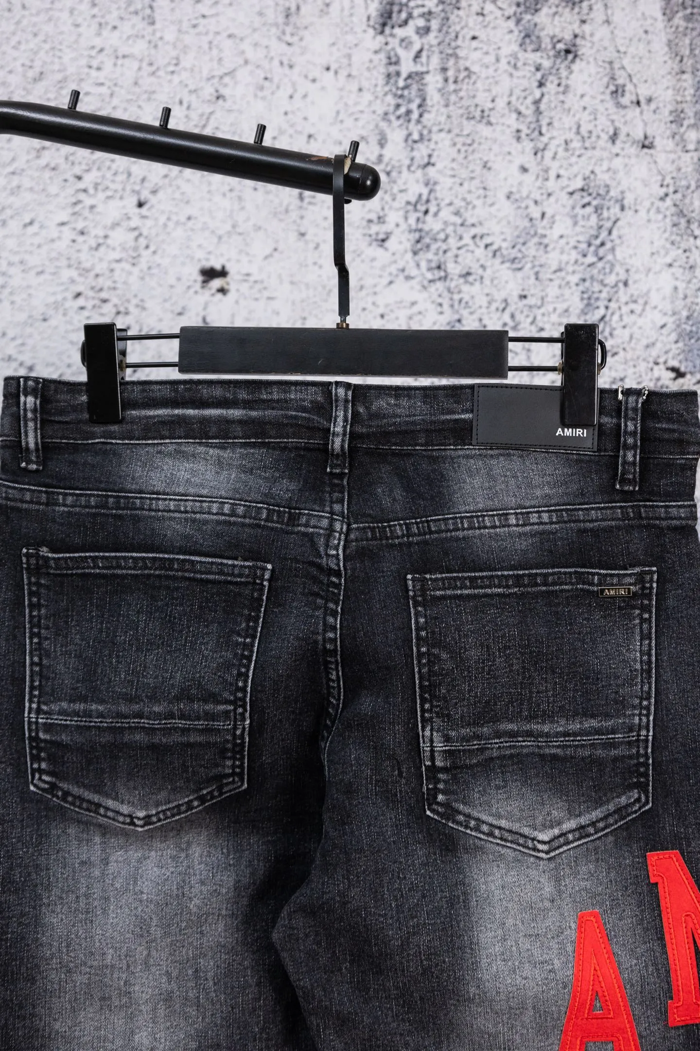 P230 AMIRI black and gray distressed ripped slim-fit jeans trousers amiri is transliterated as Emil, which is the name of the founder. Mike Amiri, the founder of amiri, grew up in Los Angeles, USA. He was influenced by local street culture and Punk Rock since he was a child, so he founded the amiri brand named after himself. A variety of trendy brand clothing meets the needs of different fashion players. Amiri clothing has novel and unique styles and is a well-known street brand in the United States. The styles and styles of many clothes are loved by many street photographers. The various clothing styles meet the dressing needs of different people, show their unique temperament, and show the trend of dressing. amiri's jeans are relatively famous. Not only do they have many styles, but the quality of the jeans is also very good. Many celebrities have also worn amiri brand jeans. Size: 28-34 Color: white label red label black label