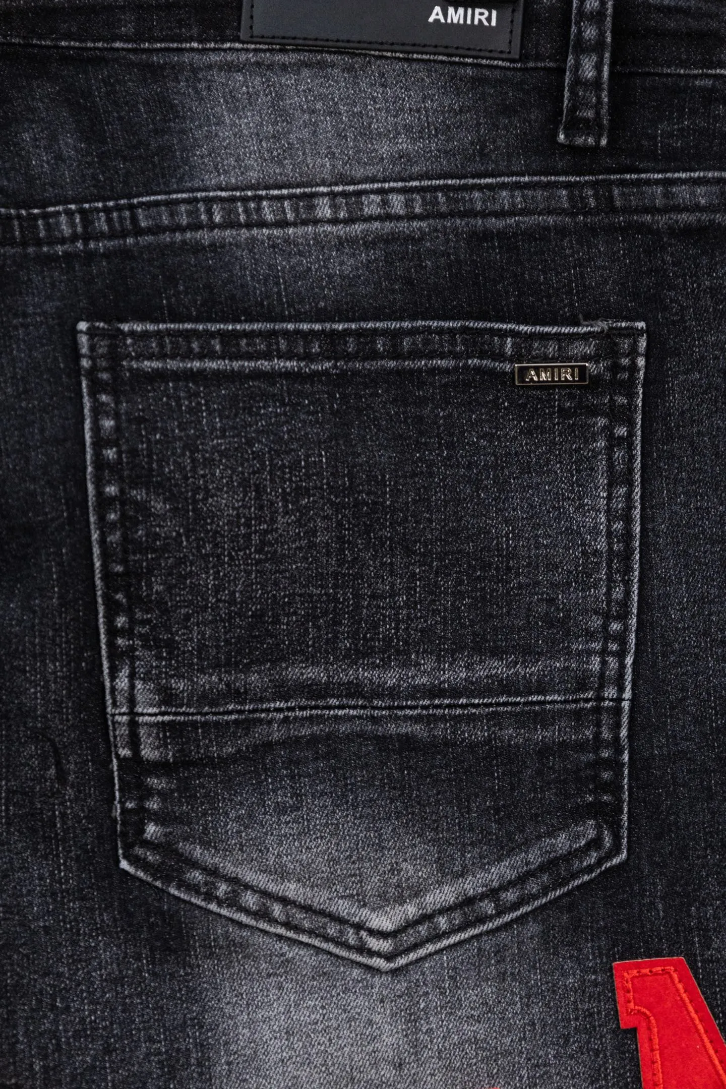 P230 AMIRI black and gray distressed ripped slim-fit jeans trousers amiri is transliterated as Emil, which is the name of the founder. Mike Amiri, the founder of amiri, grew up in Los Angeles, USA. He was influenced by local street culture and Punk Rock since he was a child, so he founded the amiri brand named after himself. A variety of trendy brand clothing meets the needs of different fashion players. Amiri clothing has novel and unique styles and is a well-known street brand in the United States. The styles and styles of many clothes are loved by many street photographers. The various clothing styles meet the dressing needs of different people, show their unique temperament, and show the trend of dressing. amiri's jeans are relatively famous. Not only do they have many styles, but the quality of the jeans is also very good. Many celebrities have also worn amiri brand jeans. Size: 28-34 Color: white label red label black label