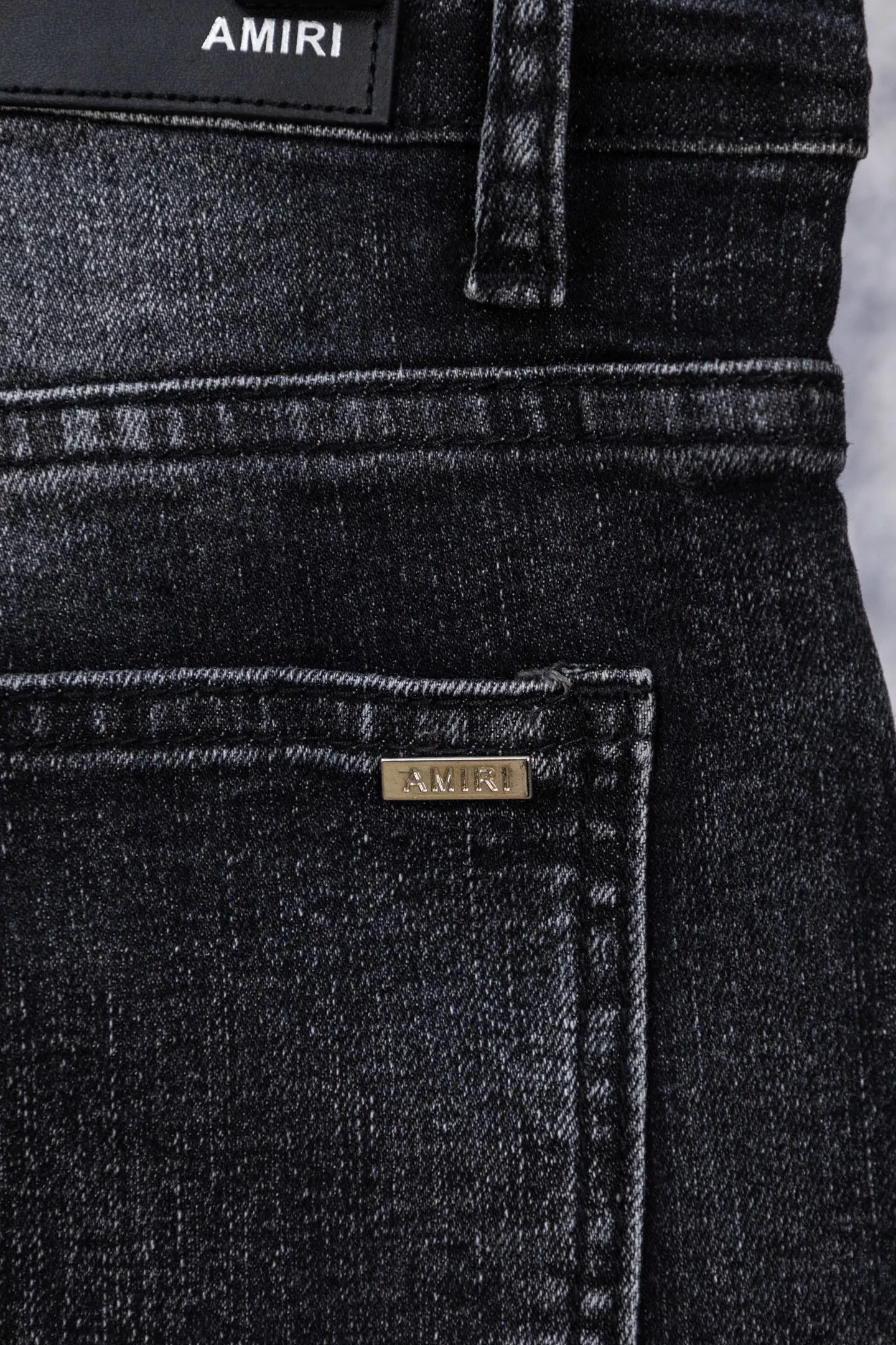 P230 AMIRI black and gray distressed ripped slim-fit jeans trousers amiri is transliterated as Emil, which is the name of the founder. Mike Amiri, the founder of amiri, grew up in Los Angeles, USA. He was influenced by local street culture and Punk Rock since he was a child, so he founded the amiri brand named after himself. A variety of trendy brand clothing meets the needs of different fashion players. Amiri clothing has novel and unique styles and is a well-known street brand in the United States. The styles and styles of many clothes are loved by many street photographers. The various clothing styles meet the dressing needs of different people, show their unique temperament, and show the trend of dressing. amiri's jeans are relatively famous. Not only do they have many styles, but the quality of the jeans is also very good. Many celebrities have also worn amiri brand jeans. Size: 28-34 Color: white label red label black label
