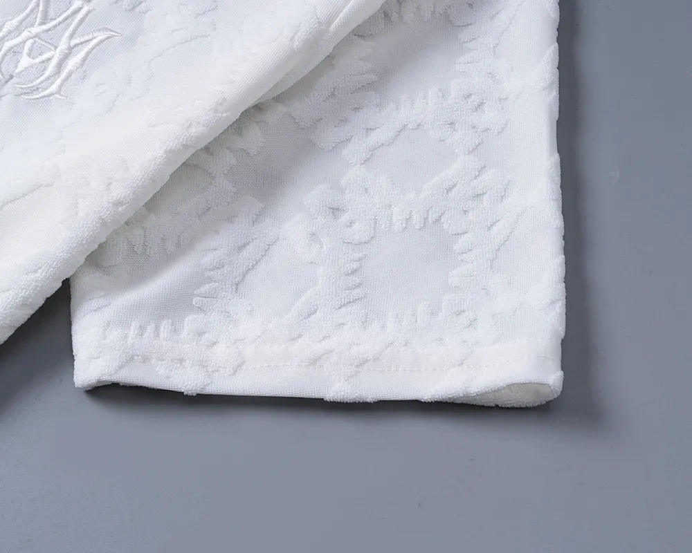 P150 Mili's 2026 spring and summer official website's new lapel T-shirt is made of towel jacquard fabric and embroidered on the chest. It is handsome, the fabric is comfortable, the workmanship is rigorous, and the stitching is neat. Good upper body effect·Size M-3XL off-white