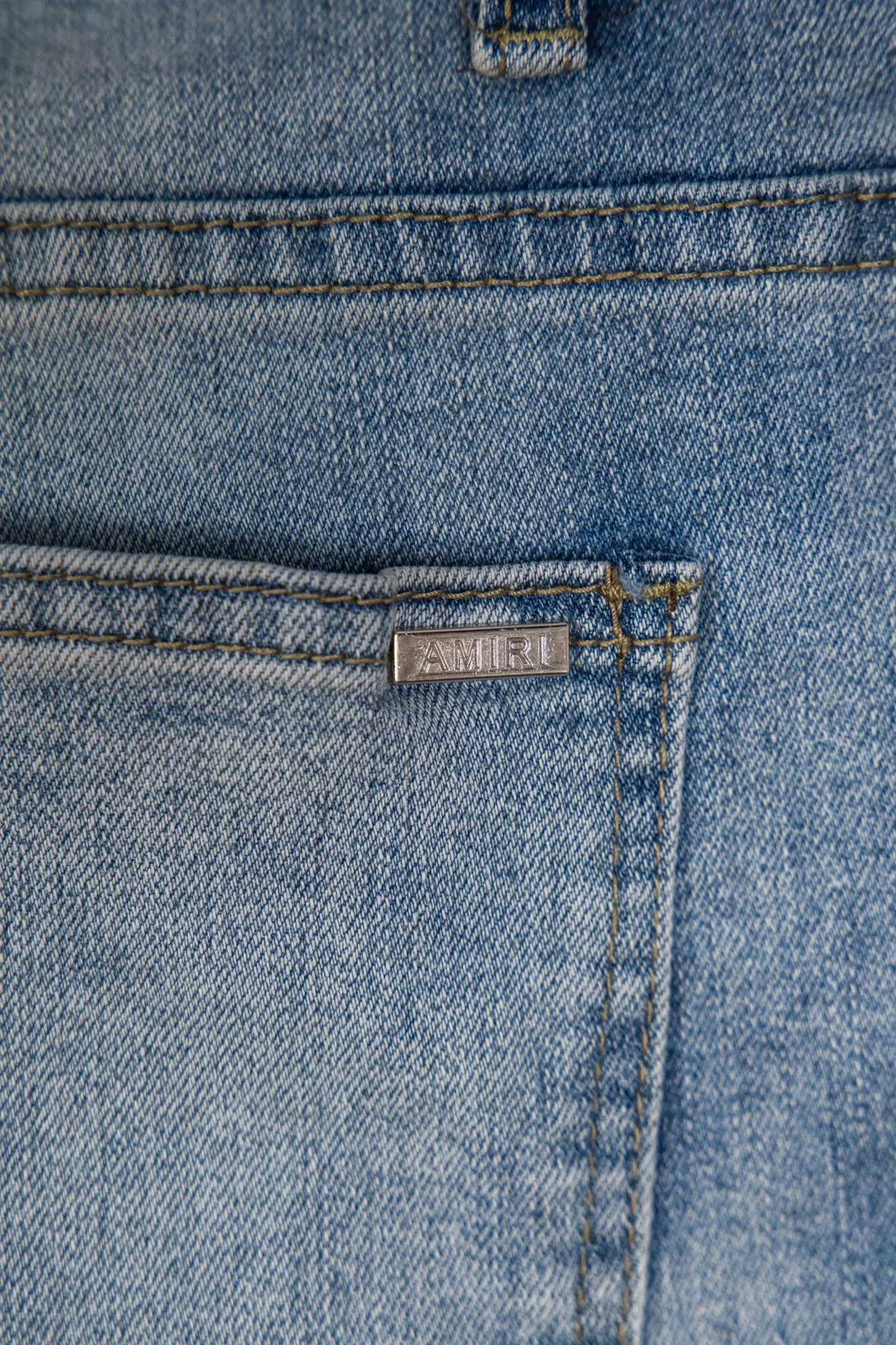 P230 Top version of heavy-duty Amiri ripped patch jeans high street slim jeans distressed ripped high street slim jeans trousers - top quality - Introduction: amiri is transliterated as Emil, which is the name of the founder. Mike Amiri, the founder of amiri, grew up in Los Angeles, USA. He was influenced by local street culture and Punk Rock since childhood, so he founded the amiri brand named after himself. A variety of trendy clothing meets the needs of different trendy players. Amiri clothing has novel and unique styles and is a well-known street brand in the United States. The styles and styles of many clothes are loved by many street photographers. The various clothing styles meet the dressing needs of different people, show their unique temperament, and show the trend of dressing. amiri's jeans are relatively famous. Not only do they have many styles, but the quality of the jeans is also very good. Many celebrities have also worn amiri brand jeans.  The jeans of the amiri brand break through the production process and cutting of the original jeans. The fabrics are relatively soft and comfortable, and are not as hard as some jeans, which can irritate the skin and cause the skin to bleed when worn. Los Angeles trendy brand Amiri's jeans are made with great detail from tailoring to texture, adding wrinkles, bullet holes, damage and other details to add to the trendiness of the jeans. You can choose the style that suits you according to your own needs. Only when you wear a suitable style can you have a certain sense of fashion.  In recent years, high street has become a word that appears more and more frequently in men's clothing. High street style has also become an important direction for everyone's matching. High street related items basically cannot avoid oversize or drop-shoulder tops. The lower body is matched with trackpants or tight-fitting denim. In my opinion, the most representative one is perhaps denim. What I bring to you today is the denim worn by many Internet celebrities in Xiaohongshu. It is operated by a Ningbo washing factory. Front and back. The trousers legs have cat whiskers to play with and fade. Full of high-end sense. Knee part damage design with leather patchwork design. Already used as facade design. Leather waist nameplate. Customized crotch placket hardware. Engraving mold opening. The focus of this style is not on washing, but on the shape and version of the damage. The secret lies in the craftsmanship of the master. Later, the cost of fraying, horse cutting, knife cutting, etc. These hand-made products are far beyond comparison with assembly line products. Size 28-34