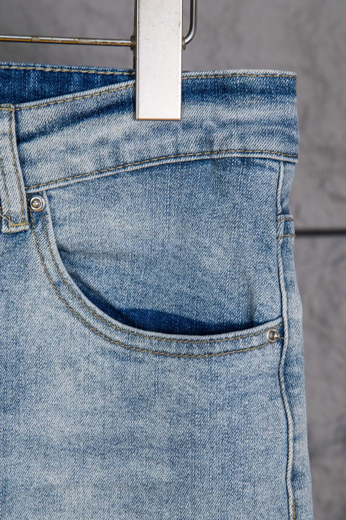 P230 Top version of heavy-duty Amiri ripped patch jeans high street slim jeans distressed ripped high street slim jeans trousers - top quality - Introduction: amiri is transliterated as Emil, which is the name of the founder. Mike Amiri, the founder of amiri, grew up in Los Angeles, USA. He was influenced by local street culture and Punk Rock since childhood, so he founded the amiri brand named after himself. A variety of trendy clothing meets the needs of different trendy players. Amiri clothing has novel and unique styles and is a well-known street brand in the United States. The styles and styles of many clothes are loved by many street photographers. The various clothing styles meet the dressing needs of different people, show their unique temperament, and show the trend of dressing. amiri's jeans are relatively famous. Not only do they have many styles, but the quality of the jeans is also very good. Many celebrities have also worn amiri brand jeans.  The jeans of the amiri brand break through the production process and cutting of the original jeans. The fabrics are relatively soft and comfortable, and are not as hard as some jeans, which can irritate the skin and cause the skin to bleed when worn. Los Angeles trendy brand Amiri's jeans are made with great detail from tailoring to texture, adding wrinkles, bullet holes, damage and other details to add to the trendiness of the jeans. You can choose the style that suits you according to your own needs. Only when you wear a suitable style can you have a certain sense of fashion.  In recent years, high street has become a word that appears more and more frequently in men's clothing. High street style has also become an important direction for everyone's matching. High street related items basically cannot avoid oversize or drop-shoulder tops. The lower body is matched with trackpants or tight-fitting denim. In my opinion, the most representative one is perhaps denim. What I bring to you today is the denim worn by many Internet celebrities in Xiaohongshu. It is operated by a Ningbo washing factory. Front and back. The trousers legs have cat whiskers to play with and fade. Full of high-end sense. Knee part damage design with leather patchwork design. Already used as facade design. Leather waist nameplate. Customized crotch placket hardware. Engraving mold opening. The focus of this style is not on washing, but on the shape and version of the damage. The secret lies in the craftsmanship of the master. Later, the cost of fraying, horse cutting, knife cutting, etc. These hand-made products are far beyond comparison with assembly line products. Size 28-34