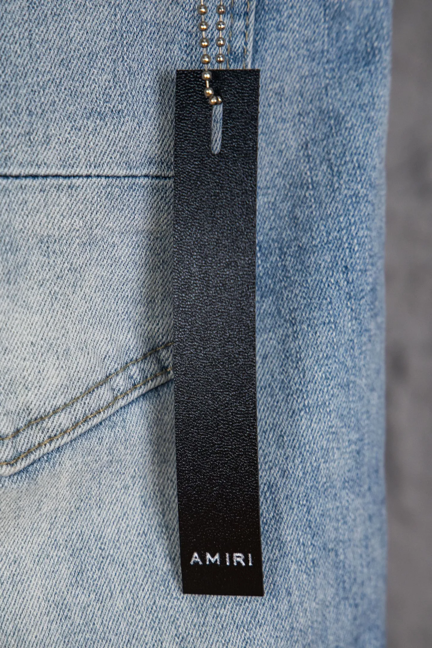 P230 Top version of heavy-duty Amiri ripped patch jeans high street slim jeans distressed ripped high street slim jeans trousers - top quality - Introduction: amiri is transliterated as Emil, which is the name of the founder. Mike Amiri, the founder of amiri, grew up in Los Angeles, USA. He was influenced by local street culture and Punk Rock since childhood, so he founded the amiri brand named after himself. A variety of trendy clothing meets the needs of different trendy players. Amiri clothing has novel and unique styles and is a well-known street brand in the United States. The styles and styles of many clothes are loved by many street photographers. The various clothing styles meet the dressing needs of different people, show their unique temperament, and show the trend of dressing. amiri's jeans are relatively famous. Not only do they have many styles, but the quality of the jeans is also very good. Many celebrities have also worn amiri brand jeans.  The jeans of the amiri brand break through the production process and cutting of the original jeans. The fabrics are relatively soft and comfortable, and are not as hard as some jeans, which can irritate the skin and cause the skin to bleed when worn. Los Angeles trendy brand Amiri's jeans are made with great detail from tailoring to texture, adding wrinkles, bullet holes, damage and other details to add to the trendiness of the jeans. You can choose the style that suits you according to your own needs. Only when you wear a suitable style can you have a certain sense of fashion.  In recent years, high street has become a word that appears more and more frequently in men's clothing. High street style has also become an important direction for everyone's matching. High street related items basically cannot avoid oversize or drop-shoulder tops. The lower body is matched with trackpants or tight-fitting denim. In my opinion, the most representative one is perhaps denim. What I bring to you today is the denim worn by many Internet celebrities in Xiaohongshu. It is operated by a Ningbo washing factory. Front and back. The trousers legs have cat whiskers to play with and fade. Full of high-end sense. Knee part damage design with leather patchwork design. Already used as facade design. Leather waist nameplate. Customized crotch placket hardware. Engraving mold opening. The focus of this style is not on washing, but on the shape and version of the damage. The secret lies in the craftsmanship of the master. Later, the cost of fraying, horse cutting, knife cutting, etc. These hand-made products are far beyond comparison with assembly line products. Size 28-34