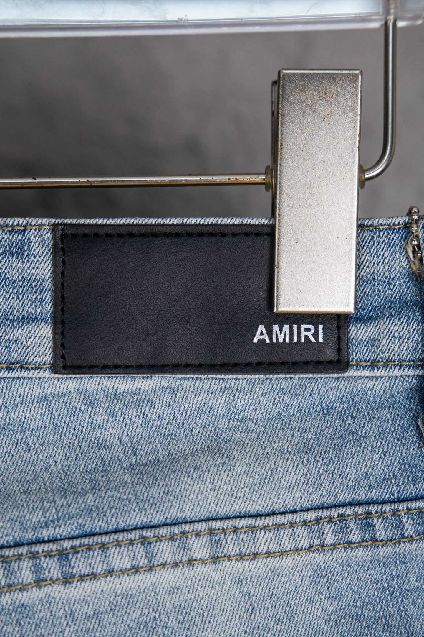 P230 Top version of heavy-duty Amiri ripped patch jeans high street slim jeans distressed ripped high street slim jeans trousers - top quality - Introduction: amiri is transliterated as Emil, which is the name of the founder. Mike Amiri, the founder of amiri, grew up in Los Angeles, USA. He was influenced by local street culture and Punk Rock since childhood, so he founded the amiri brand named after himself. A variety of trendy clothing meets the needs of different trendy players. Amiri clothing has novel and unique styles and is a well-known street brand in the United States. The styles and styles of many clothes are loved by many street photographers. The various clothing styles meet the dressing needs of different people, show their unique temperament, and show the trend of dressing. amiri's jeans are relatively famous. Not only do they have many styles, but the quality of the jeans is also very good. Many celebrities have also worn amiri brand jeans.  The jeans of the amiri brand break through the production process and cutting of the original jeans. The fabrics are relatively soft and comfortable, and are not as hard as some jeans, which can irritate the skin and cause the skin to bleed when worn. Los Angeles trendy brand Amiri's jeans are made with great detail from tailoring to texture, adding wrinkles, bullet holes, damage and other details to add to the trendiness of the jeans. You can choose the style that suits you according to your own needs. Only when you wear a suitable style can you have a certain sense of fashion.  In recent years, high street has become a word that appears more and more frequently in men's clothing. High street style has also become an important direction for everyone's matching. High street related items basically cannot avoid oversize or drop-shoulder tops. The lower body is matched with trackpants or tight-fitting denim. In my opinion, the most representative one is perhaps denim. What I bring to you today is the denim worn by many Internet celebrities in Xiaohongshu. It is operated by a Ningbo washing factory. Front and back. The trousers legs have cat whiskers to play with and fade. Full of high-end sense. Knee part damage design with leather patchwork design. Already used as facade design. Leather waist nameplate. Customized crotch placket hardware. Engraving mold opening. The focus of this style is not on washing, but on the shape and version of the damage. The secret lies in the craftsmanship of the master. Later, the cost of fraying, horse cutting, knife cutting, etc. These hand-made products are far beyond comparison with assembly line products. Size 28-34