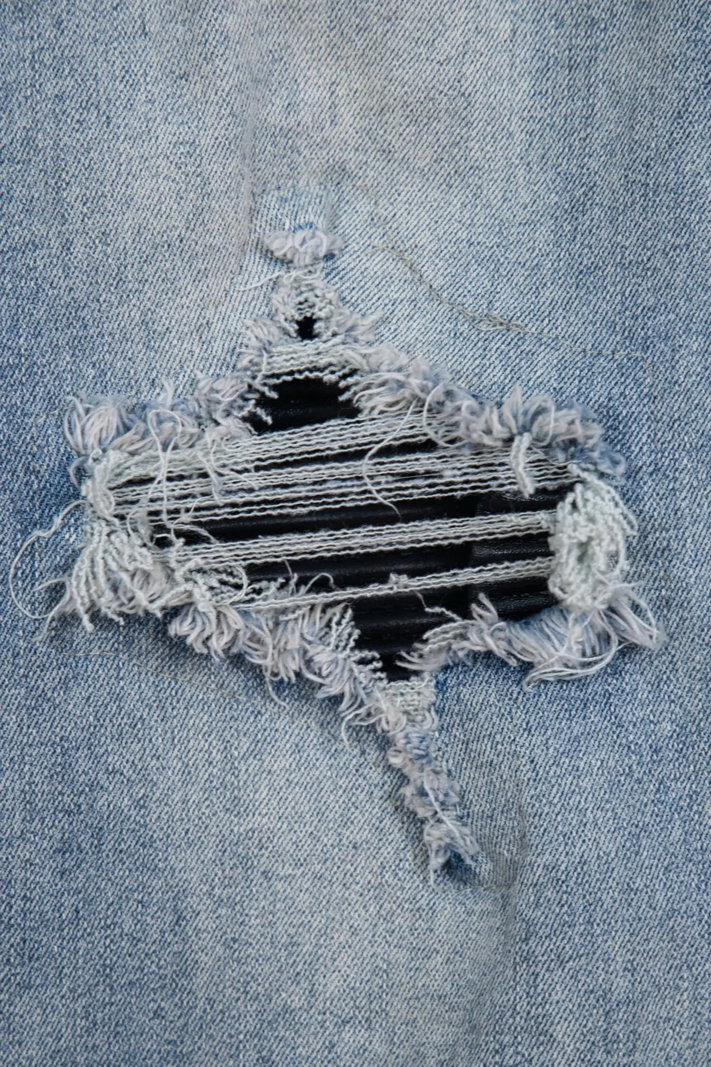 P230 Top version of heavy-duty Amiri ripped patch jeans high street slim jeans distressed ripped high street slim jeans trousers - top quality - Introduction: amiri is transliterated as Emil, which is the name of the founder. Mike Amiri, the founder of amiri, grew up in Los Angeles, USA. He was influenced by local street culture and Punk Rock since childhood, so he founded the amiri brand named after himself. A variety of trendy clothing meets the needs of different trendy players. Amiri clothing has novel and unique styles and is a well-known street brand in the United States. The styles and styles of many clothes are loved by many street photographers. The various clothing styles meet the dressing needs of different people, show their unique temperament, and show the trend of dressing. amiri's jeans are relatively famous. Not only do they have many styles, but the quality of the jeans is also very good. Many celebrities have also worn amiri brand jeans.  The jeans of the amiri brand break through the production process and cutting of the original jeans. The fabrics are relatively soft and comfortable, and are not as hard as some jeans, which can irritate the skin and cause the skin to bleed when worn. Los Angeles trendy brand Amiri's jeans are made with great detail from tailoring to texture, adding wrinkles, bullet holes, damage and other details to add to the trendiness of the jeans. You can choose the style that suits you according to your own needs. Only when you wear a suitable style can you have a certain sense of fashion.  In recent years, high street has become a word that appears more and more frequently in men's clothing. High street style has also become an important direction for everyone's matching. High street related items basically cannot avoid oversize or drop-shoulder tops. The lower body is matched with trackpants or tight-fitting denim. In my opinion, the most representative one is perhaps denim. What I bring to you today is the denim worn by many Internet celebrities in Xiaohongshu. It is operated by a Ningbo washing factory. Front and back. The trousers legs have cat whiskers to play with and fade. Full of high-end sense. Knee part damage design with leather patchwork design. Already used as facade design. Leather waist nameplate. Customized crotch placket hardware. Engraving mold opening. The focus of this style is not on washing, but on the shape and version of the damage. The secret lies in the craftsmanship of the master. Later, the cost of fraying, horse cutting, knife cutting, etc. These hand-made products are far beyond comparison with assembly line products. Size 28-34