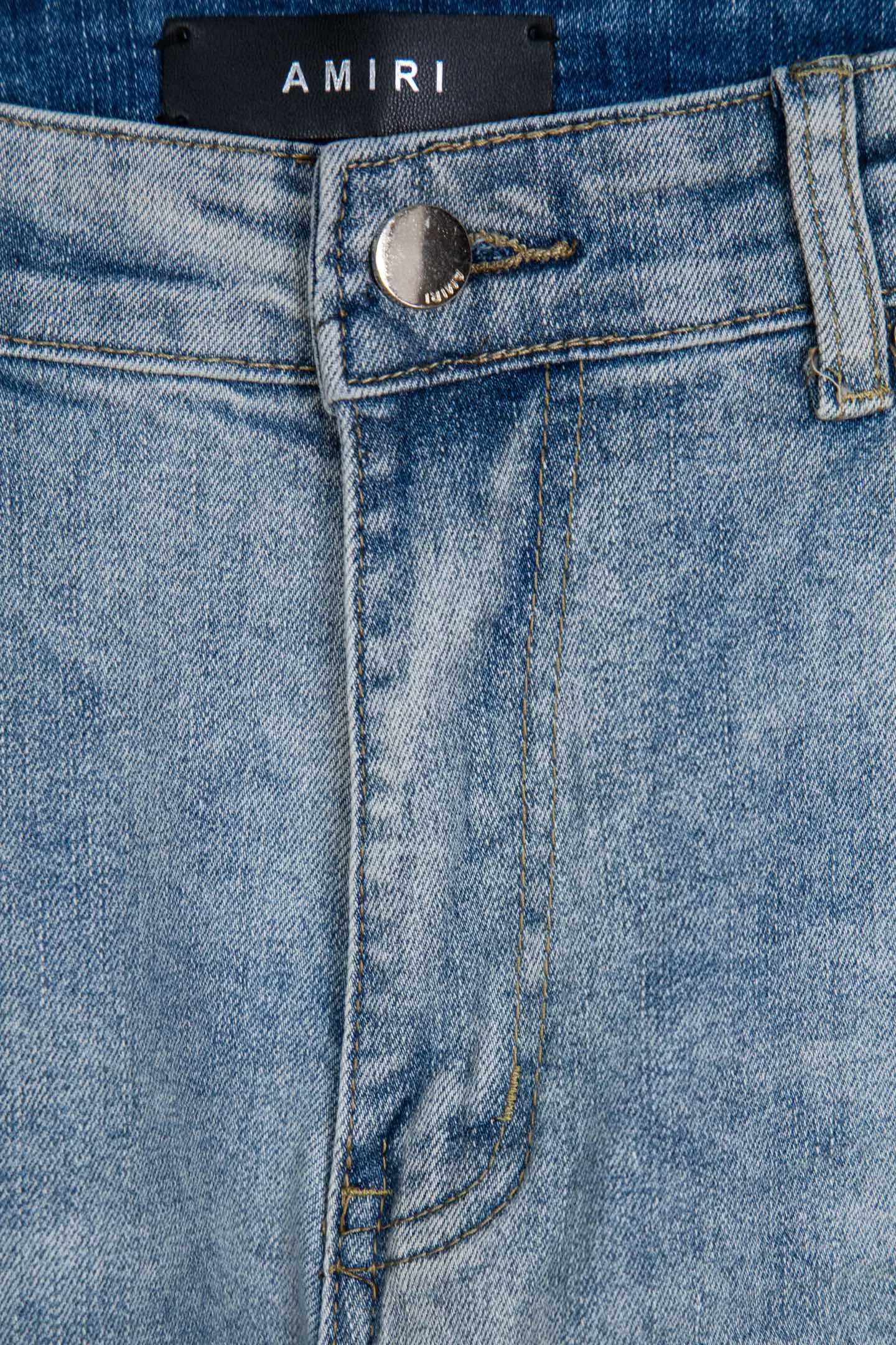 P230 Top version of heavy-duty Amiri ripped patch jeans high street slim jeans distressed ripped high street slim jeans trousers - top quality - Introduction: amiri is transliterated as Emil, which is the name of the founder. Mike Amiri, the founder of amiri, grew up in Los Angeles, USA. He was influenced by local street culture and Punk Rock since childhood, so he founded the amiri brand named after himself. A variety of trendy clothing meets the needs of different trendy players. Amiri clothing has novel and unique styles and is a well-known street brand in the United States. The styles and styles of many clothes are loved by many street photographers. The various clothing styles meet the dressing needs of different people, show their unique temperament, and show the trend of dressing. amiri's jeans are relatively famous. Not only do they have many styles, but the quality of the jeans is also very good. Many celebrities have also worn amiri brand jeans.  The jeans of the amiri brand break through the production process and cutting of the original jeans. The fabrics are relatively soft and comfortable, and are not as hard as some jeans, which can irritate the skin and cause the skin to bleed when worn. Los Angeles trendy brand Amiri's jeans are made with great detail from tailoring to texture, adding wrinkles, bullet holes, damage and other details to add to the trendiness of the jeans. You can choose the style that suits you according to your own needs. Only when you wear a suitable style can you have a certain sense of fashion.  In recent years, high street has become a word that appears more and more frequently in men's clothing. High street style has also become an important direction for everyone's matching. High street related items basically cannot avoid oversize or drop-shoulder tops. The lower body is matched with trackpants or tight-fitting denim. In my opinion, the most representative one is perhaps denim. What I bring to you today is the denim worn by many Internet celebrities in Xiaohongshu. It is operated by a Ningbo washing factory. Front and back. The trousers legs have cat whiskers to play with and fade. Full of high-end sense. Knee part damage design with leather patchwork design. Already used as facade design. Leather waist nameplate. Customized crotch placket hardware. Engraving mold opening. The focus of this style is not on washing, but on the shape and version of the damage. The secret lies in the craftsmanship of the master. Later, the cost of fraying, horse cutting, knife cutting, etc. These hand-made products are far beyond comparison with assembly line products. Size 28-34