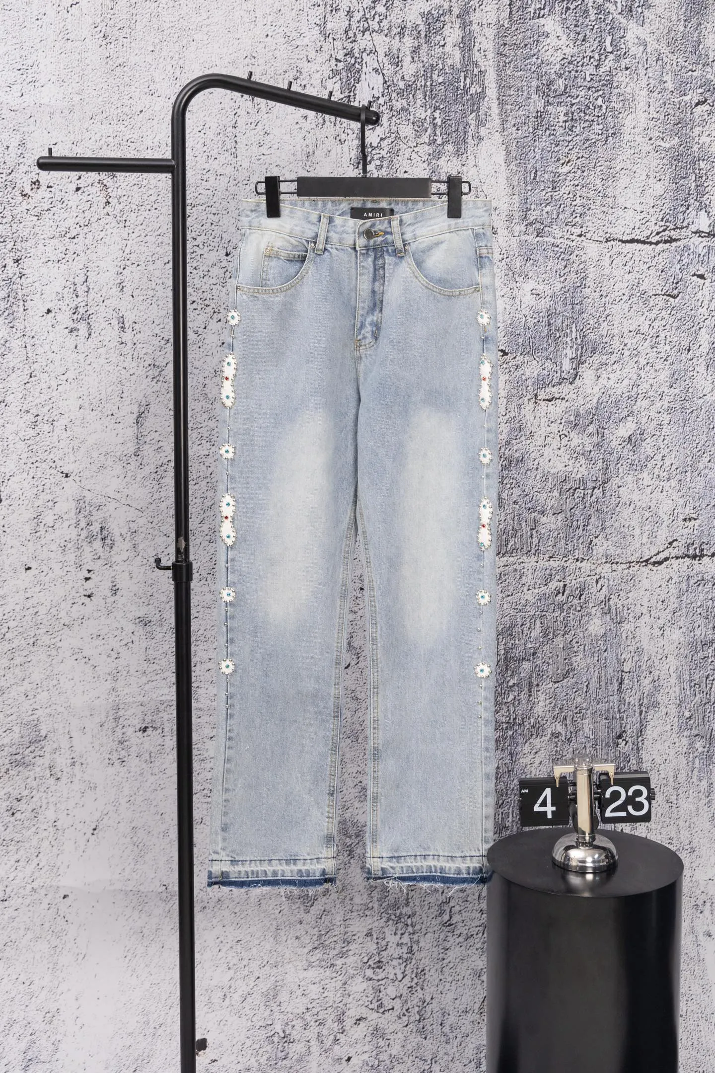 P240 AMIRI Washed colored diamond jeans and trousers amiri is transliterated as Emil, which is the name of the founder. Mike Amiri, the founder of amiri, grew up in Los Angeles, USA. He was influenced by local street culture and Punk Rock since he was a child, so he founded the amiri brand named after himself. A variety of trendy clothing meets the needs of different fashion players. Amiri clothing has novel and unique styles and is a well-known street brand in the United States. The styles and styles of many clothes are loved by many street photographers. The various clothing styles meet the dressing needs of different people, show their unique temperament, and show the trend of dressing. amiri's jeans are relatively famous. Not only do they have many styles, but the quality of the jeans is also very good. Many celebrities have also worn amiri brand jeans. Size: 28-34