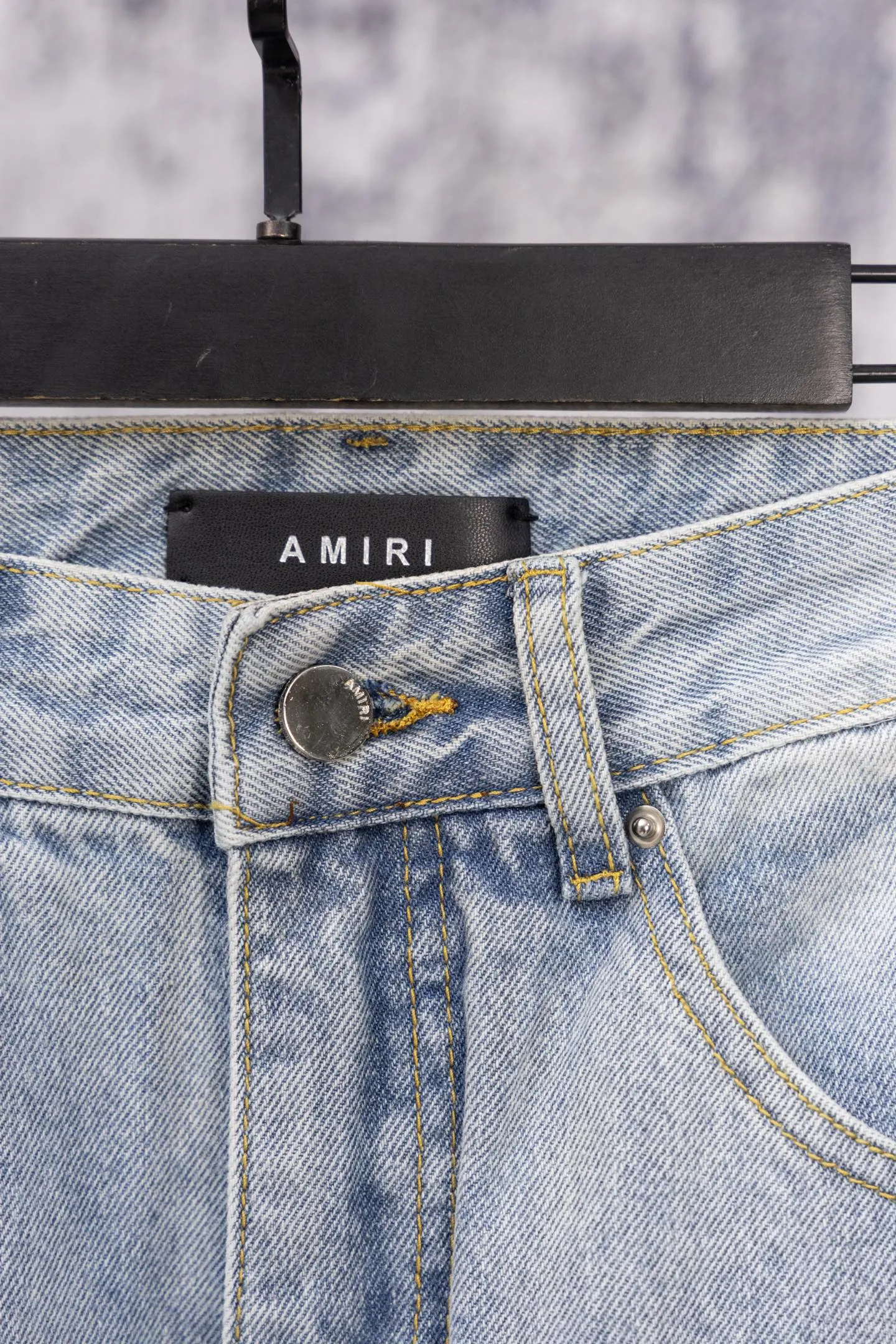 P240 AMIRI Washed colored diamond jeans and trousers amiri is transliterated as Emil, which is the name of the founder. Mike Amiri, the founder of amiri, grew up in Los Angeles, USA. He was influenced by local street culture and Punk Rock since he was a child, so he founded the amiri brand named after himself. A variety of trendy clothing meets the needs of different fashion players. Amiri clothing has novel and unique styles and is a well-known street brand in the United States. The styles and styles of many clothes are loved by many street photographers. The various clothing styles meet the dressing needs of different people, show their unique temperament, and show the trend of dressing. amiri's jeans are relatively famous. Not only do they have many styles, but the quality of the jeans is also very good. Many celebrities have also worn amiri brand jeans. Size: 28-34